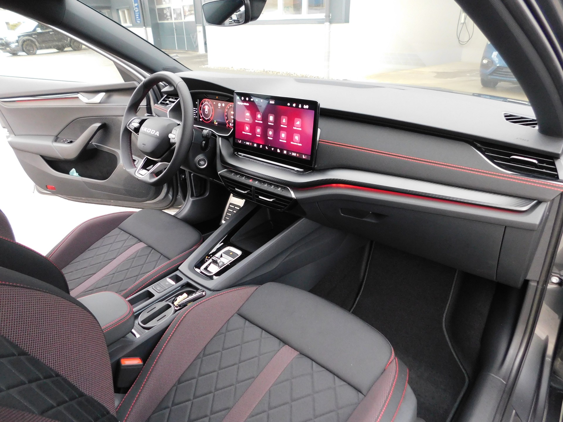 SKODA Octavia Combi 2.0 TSI DSG RS-image-13