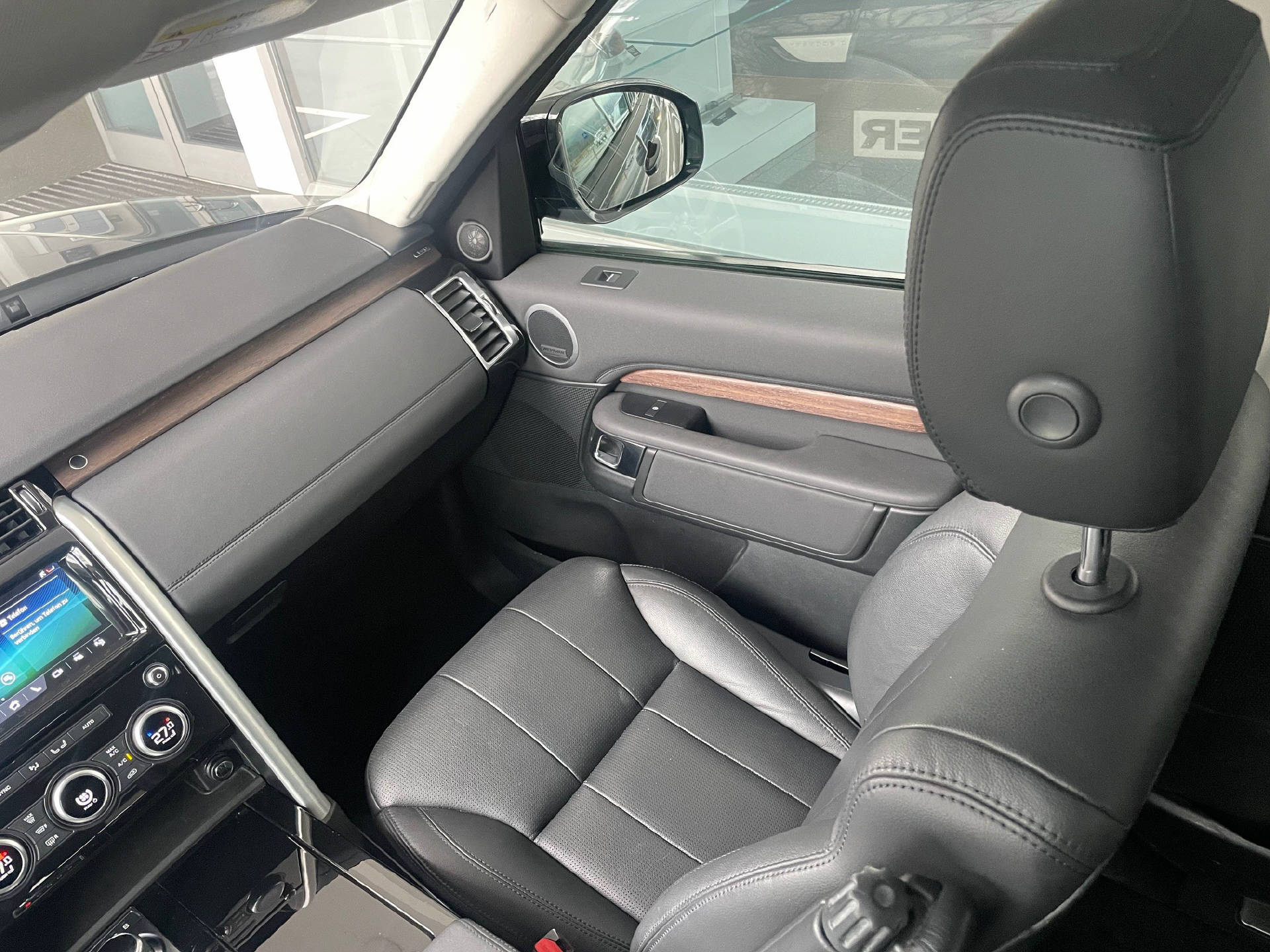 LAND ROVER Discovery 2.0 SD4 HSE-image-15