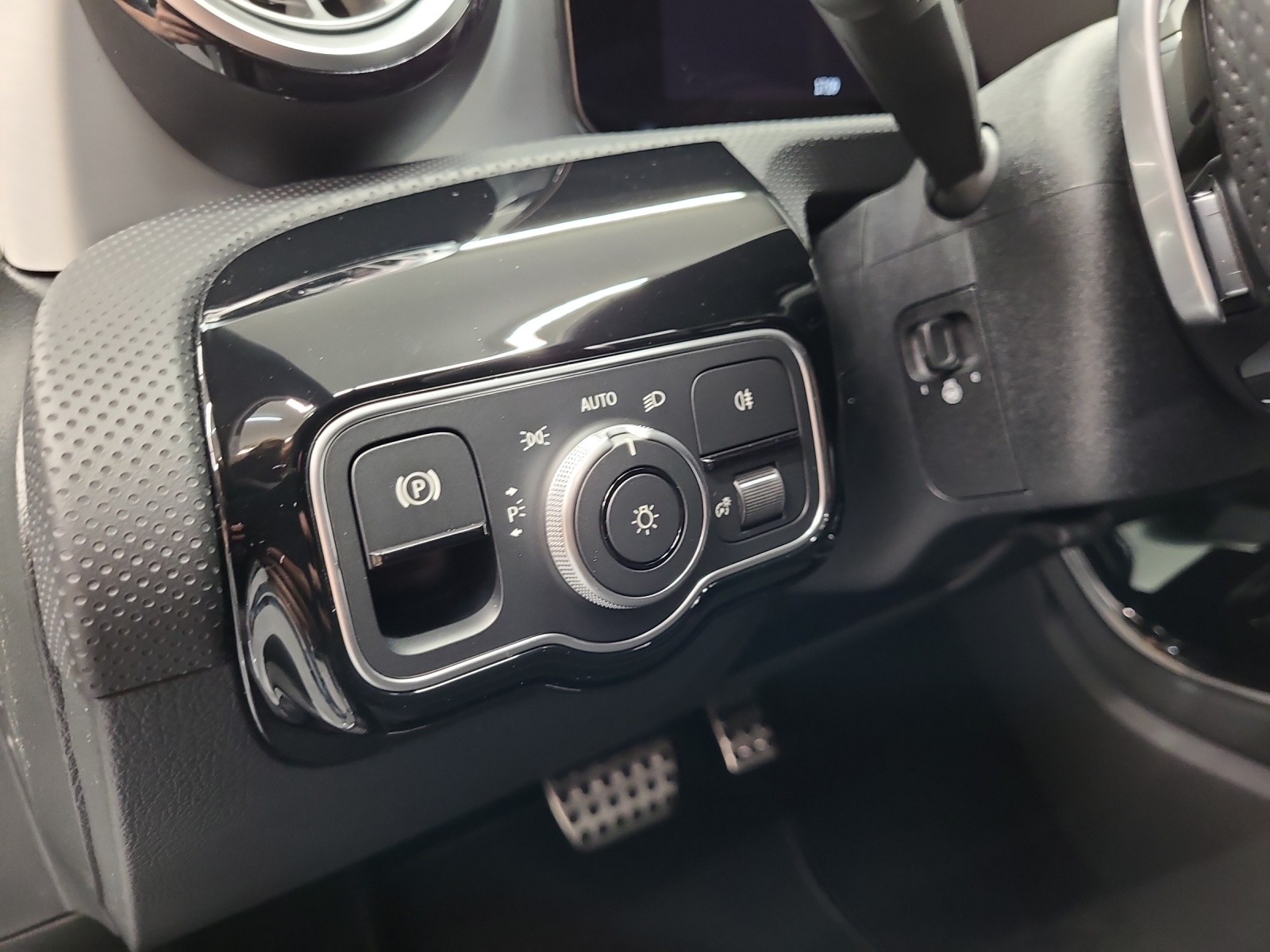 MERCEDES-BENZ A 200 AMG Line Night Star-image-13