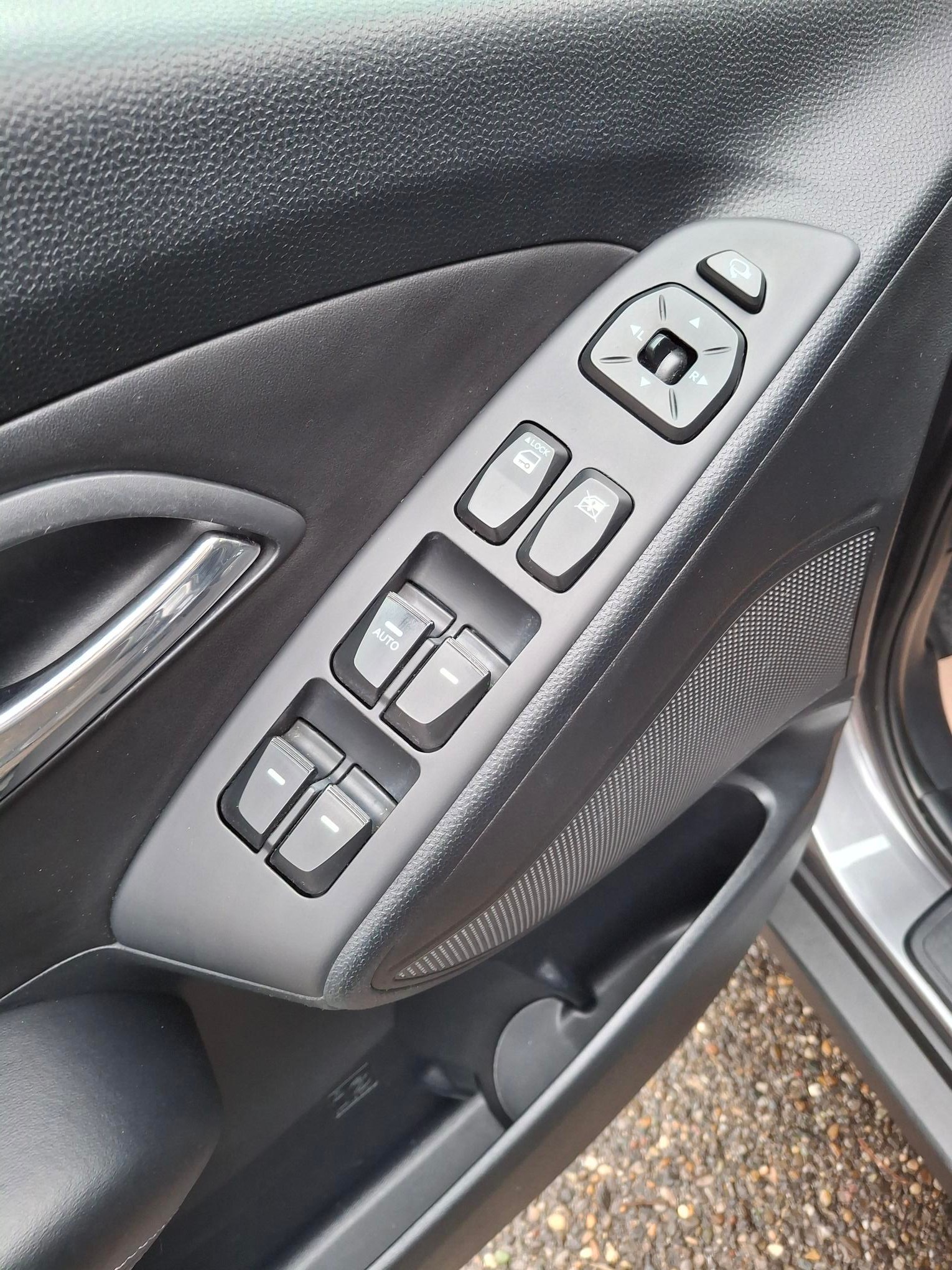 HYUNDAI iX 35 2.0 CRDi Premium 4WD Automatic-image-9