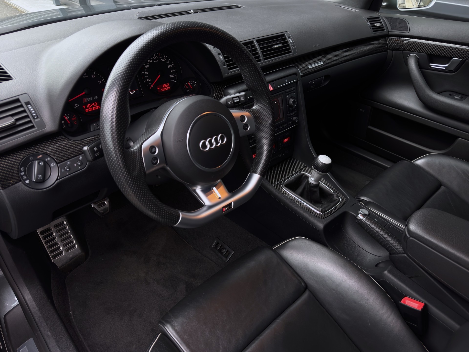 AUDI RS4 Limousine 4.2 V8 quattro-image-7