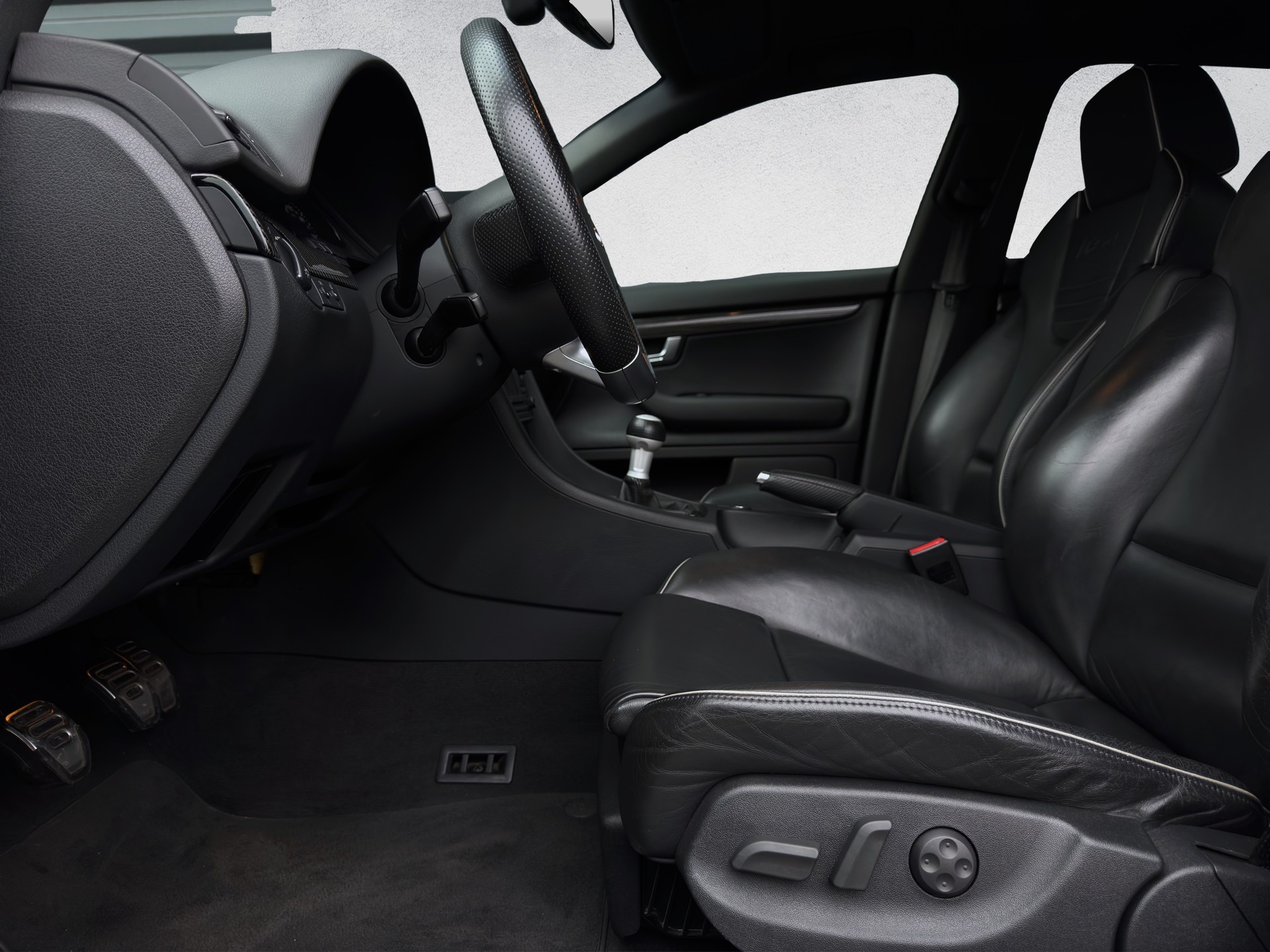 AUDI RS4 Limousine 4.2 V8 quattro-image-6
