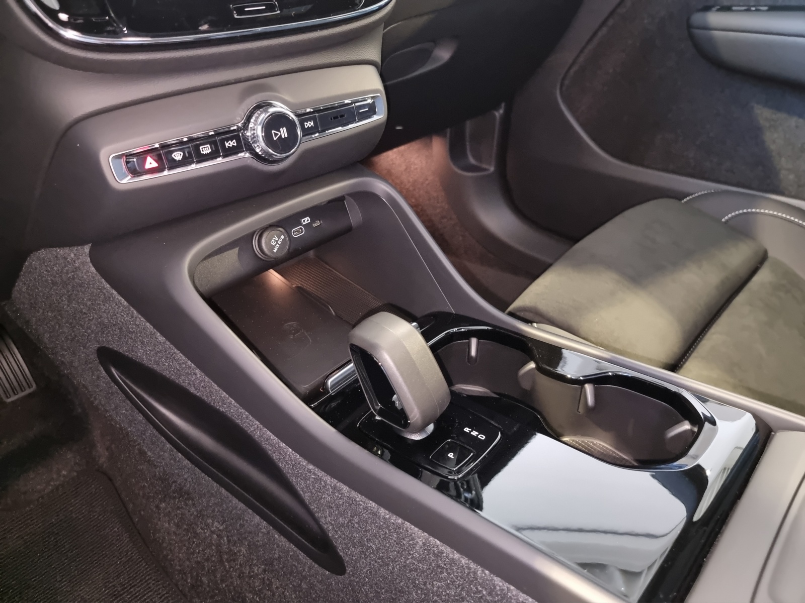 VOLVO EX40 Twin Performance Ultra AWD-image-11