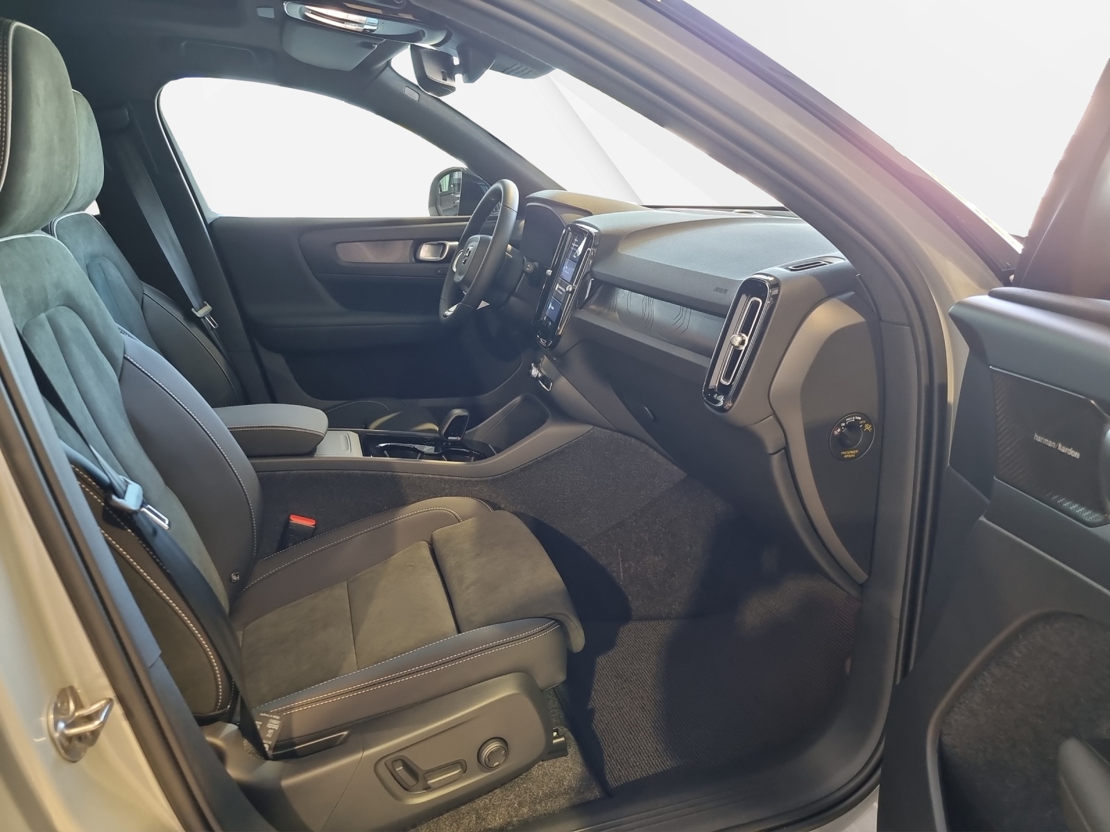 VOLVO EX40 Twin Performance Ultra AWD-image-7
