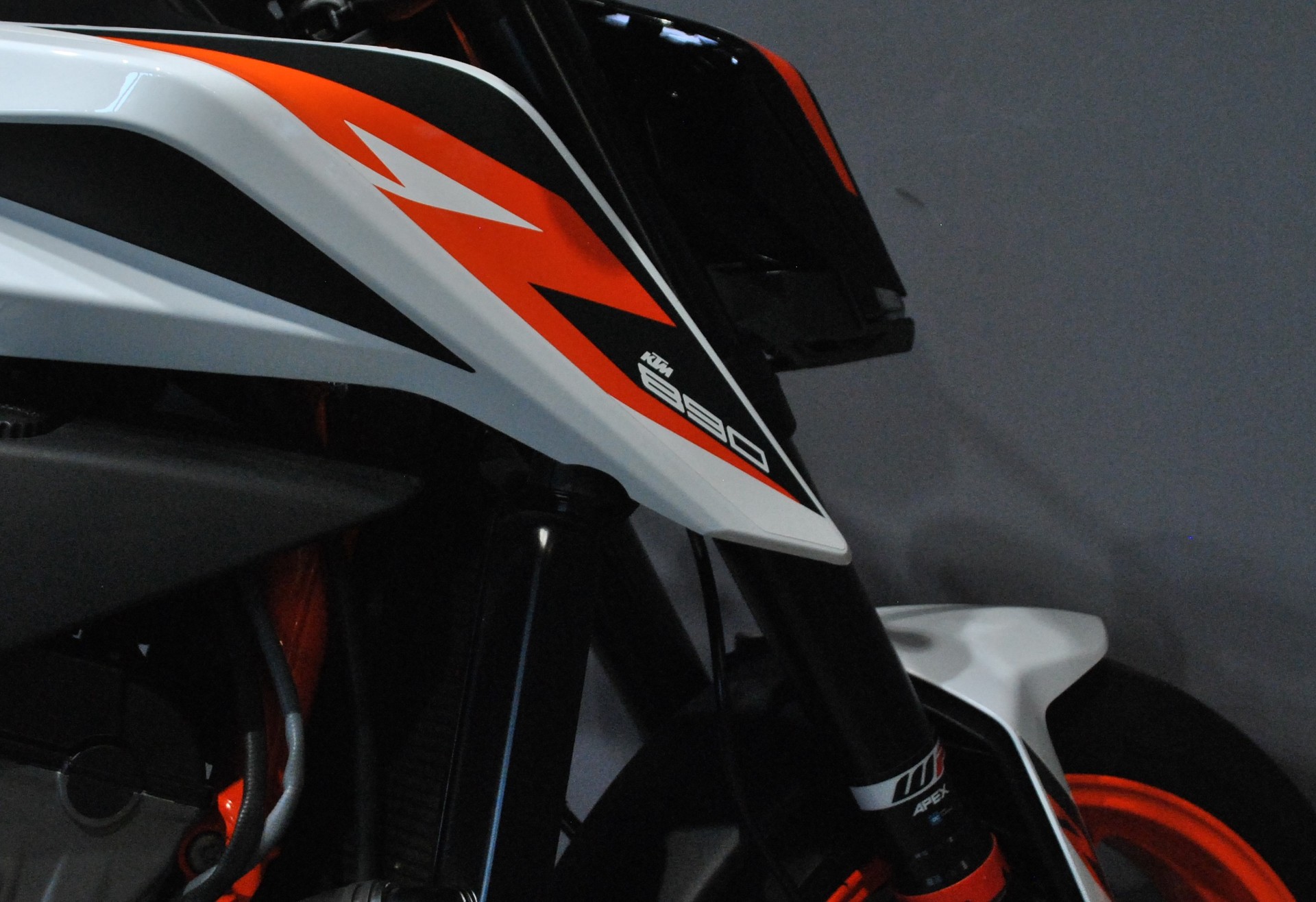 KTM 890 Duke R-image-6