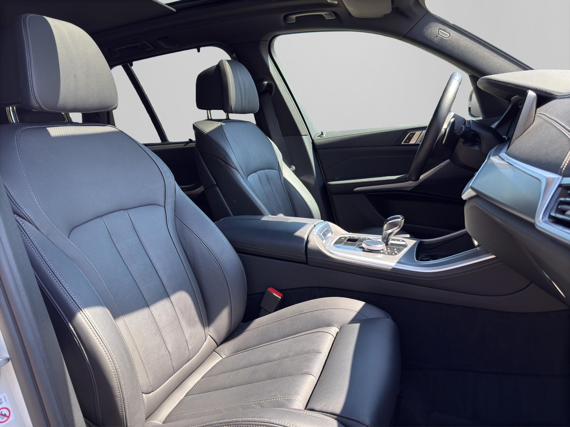 BMW X5 M50i xDrive-image-14