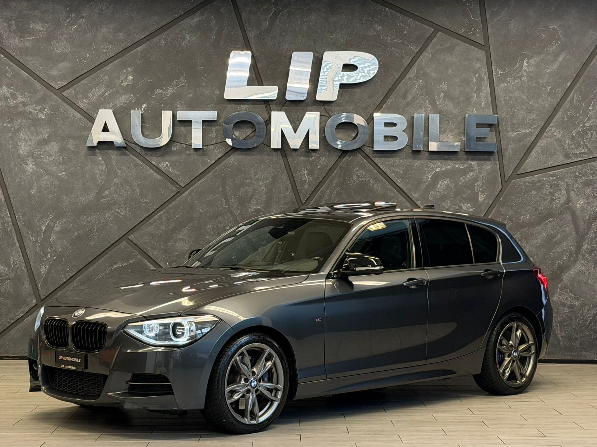 BMW M135i xDrive Steptronic-image-0