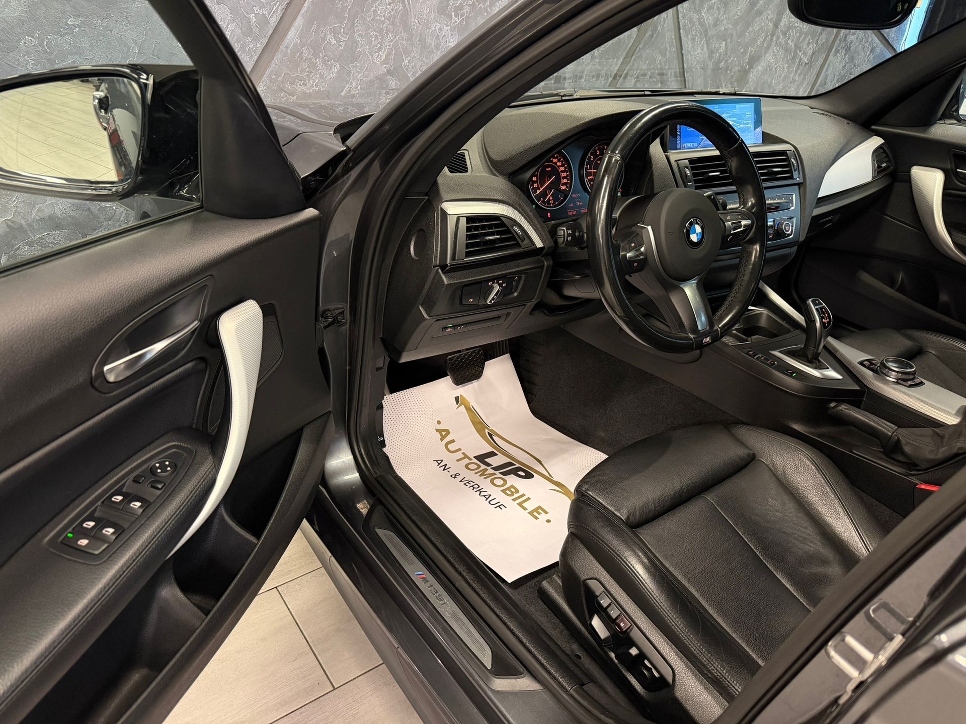 BMW M135i xDrive Steptronic-image-10