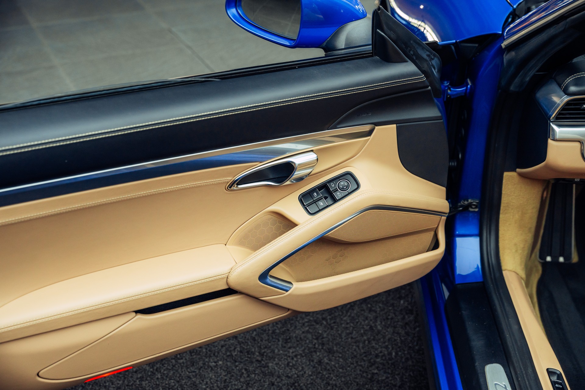 PORSCHE 911 Targa 4-image-9