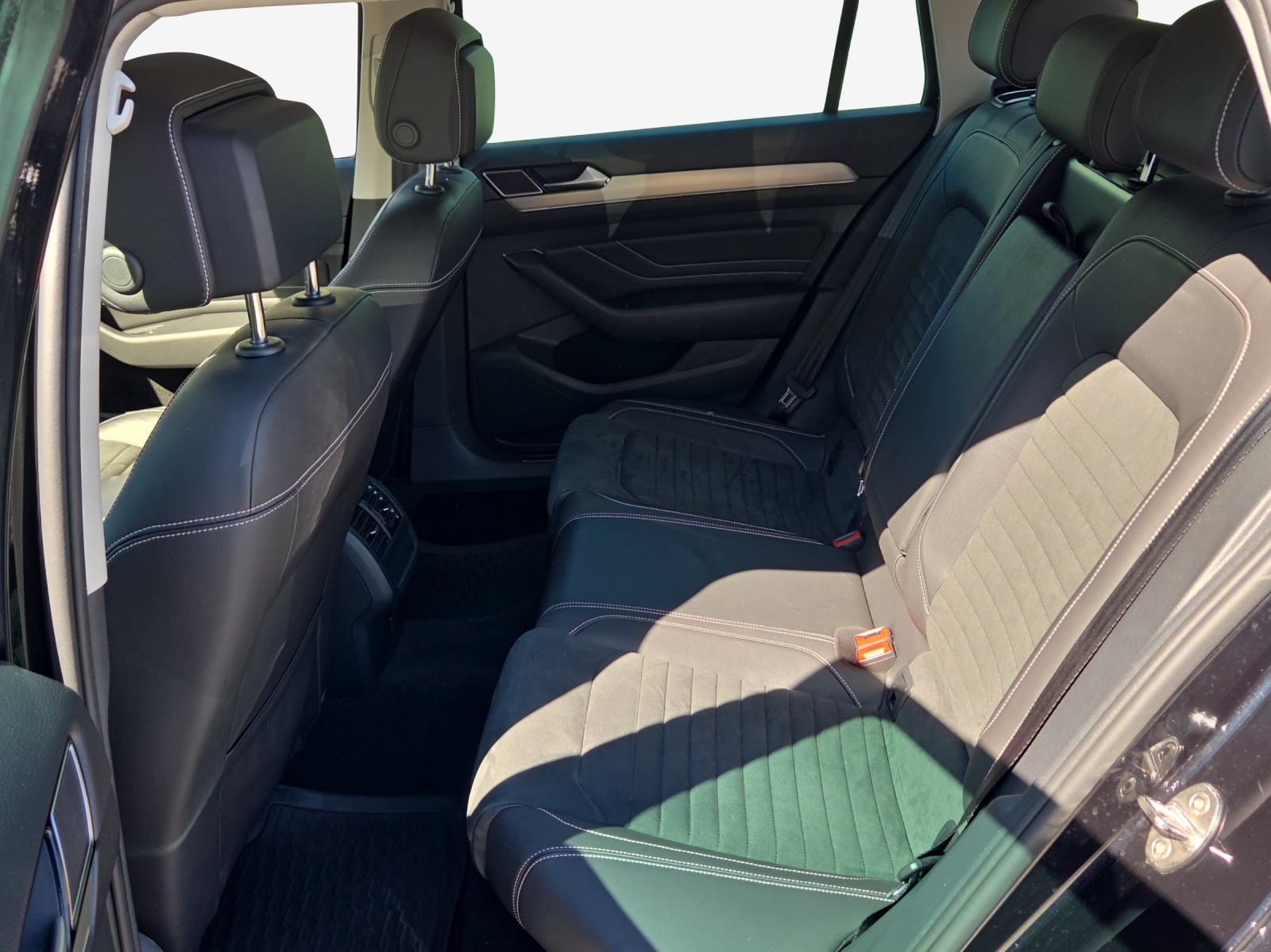 VW Passat 2.0 TDI BMT Elegance 4Motion DSG-image-11