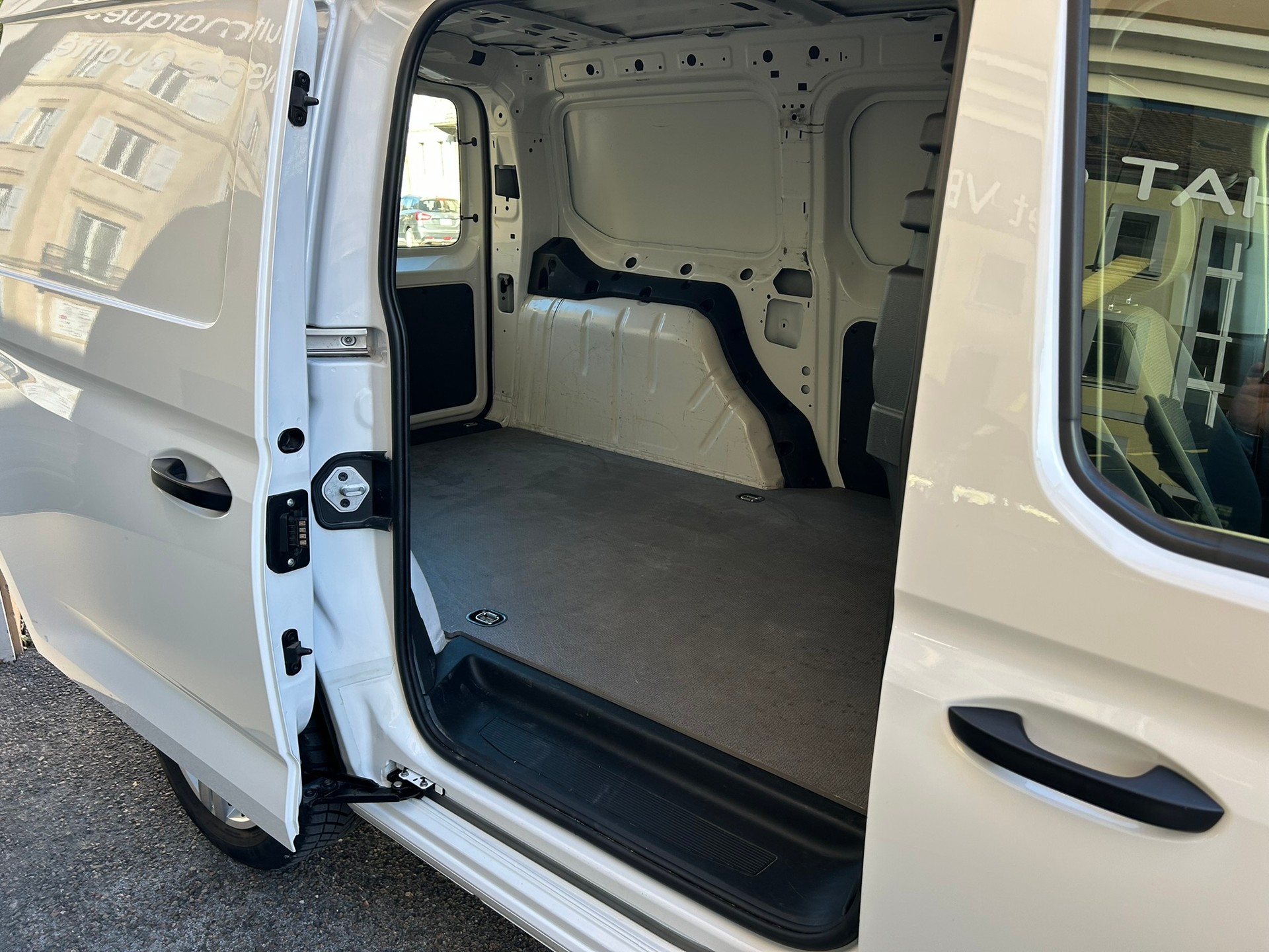 VW Caddy Maxi Cargo 2.0 TDI 102 BlueMT-image-8