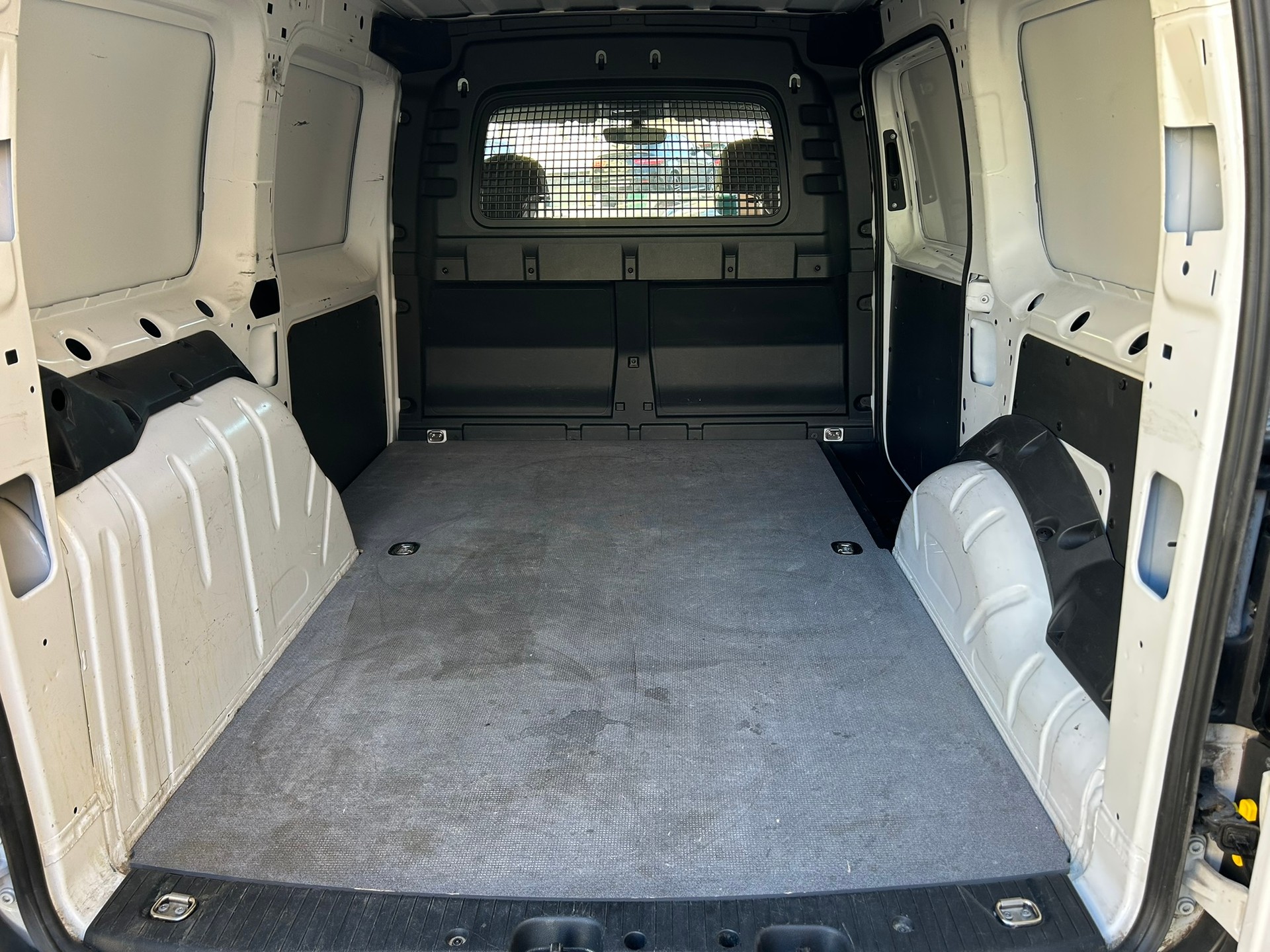 VW Caddy Maxi Cargo 2.0 TDI 102 BlueMT-image-4