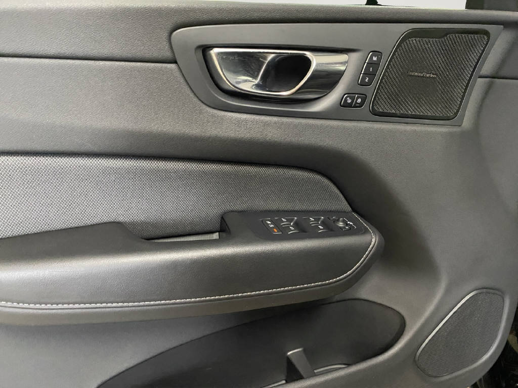VOLVO XC60 2.0 T8 TE R-Design eAWD-image-11