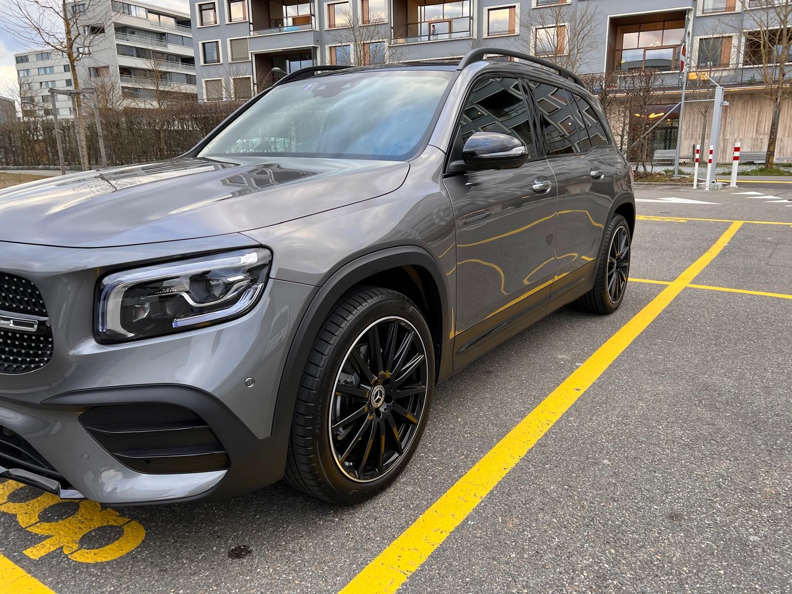 MERCEDES-BENZ GLB 200 AMG Line 7G-Tronic-image-2