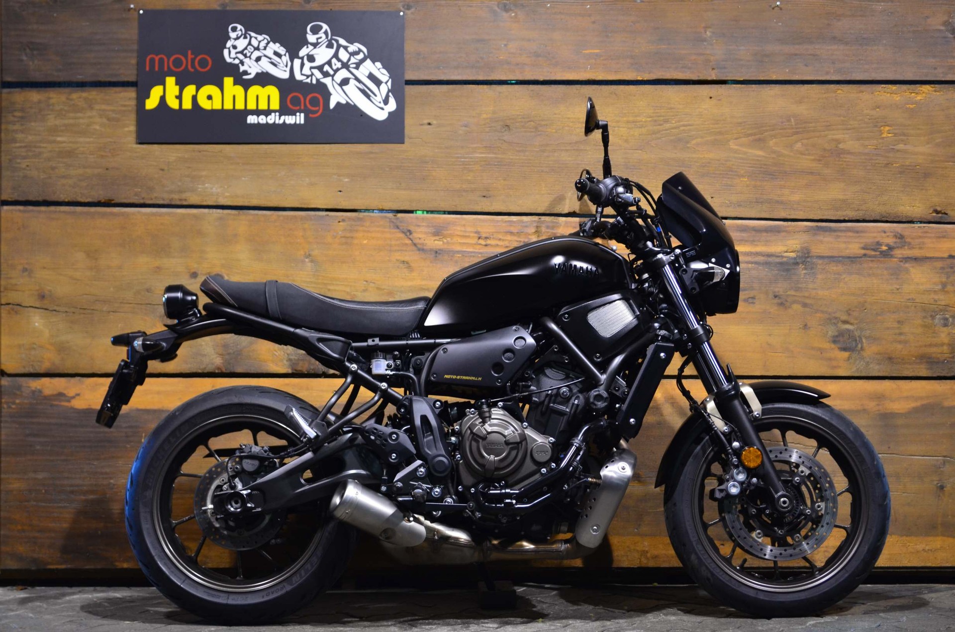 YAMAHA XSR 700-showroom-element-1