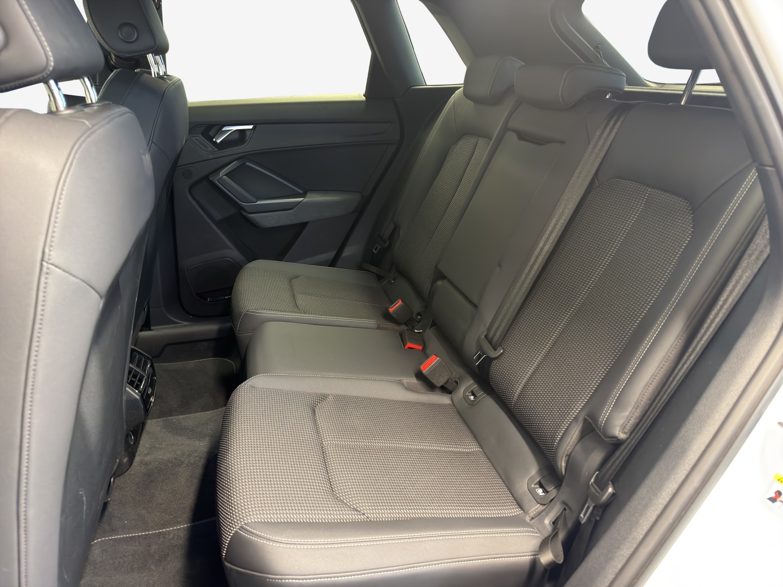 AUDI Q3 40 TFSI advanced quattro S-tronic-image-11