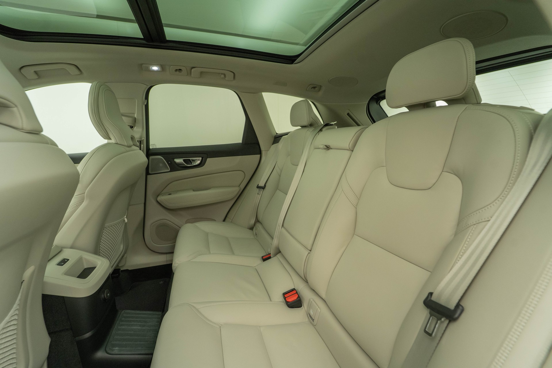 VOLVO XC60 2.0 T8 TE XCLUSIVE Ultra Dark eAWD-image-8