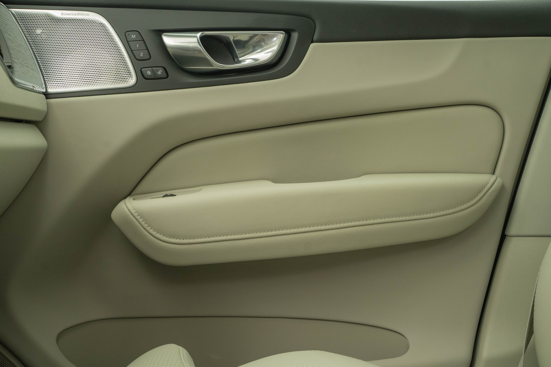 VOLVO XC60 2.0 T8 TE XCLUSIVE Ultra Dark eAWD-image-13