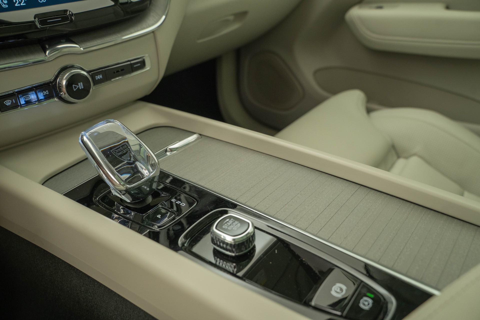 VOLVO XC60 2.0 T8 TE XCLUSIVE Ultra Dark eAWD-image-11