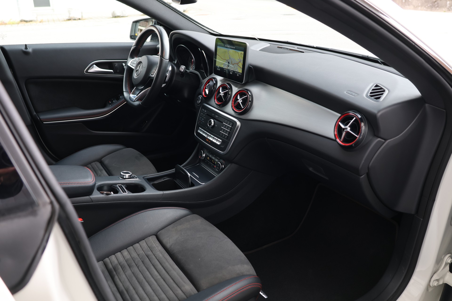 MERCEDES-BENZ CLA Shooting Brake 250 Sport 4Matic 7G-DCT (CH)-image-17