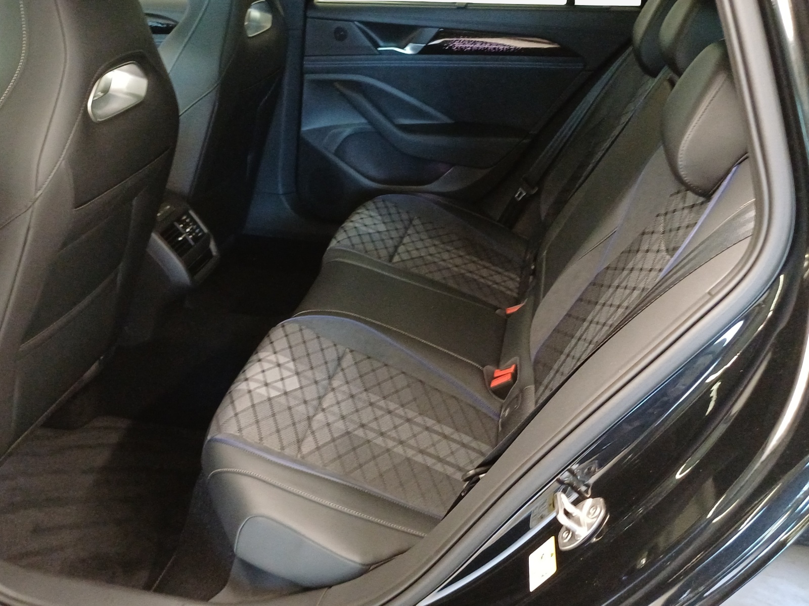 VW Passat Variant 2.0 TSI evo4 R-Line 4 Motion DSG-image-11