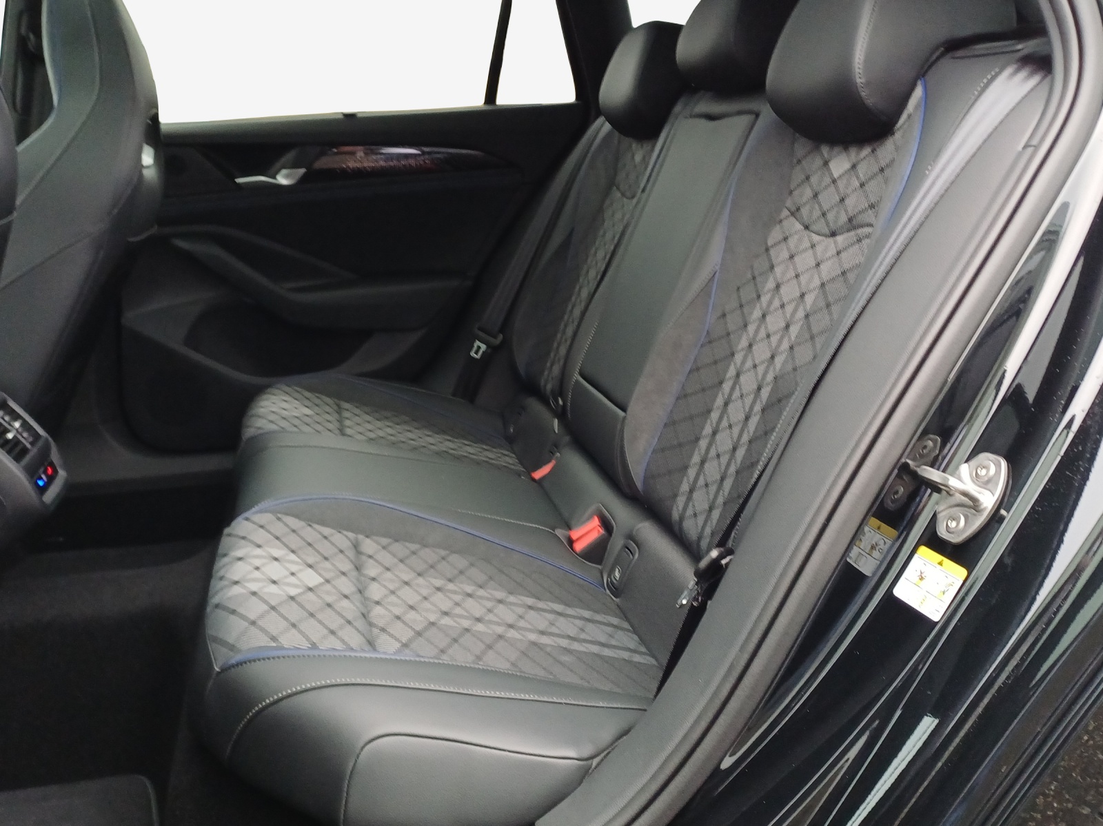 VW Passat Variant 2.0 TSI evo4 R-Line 4 Motion DSG-image-11