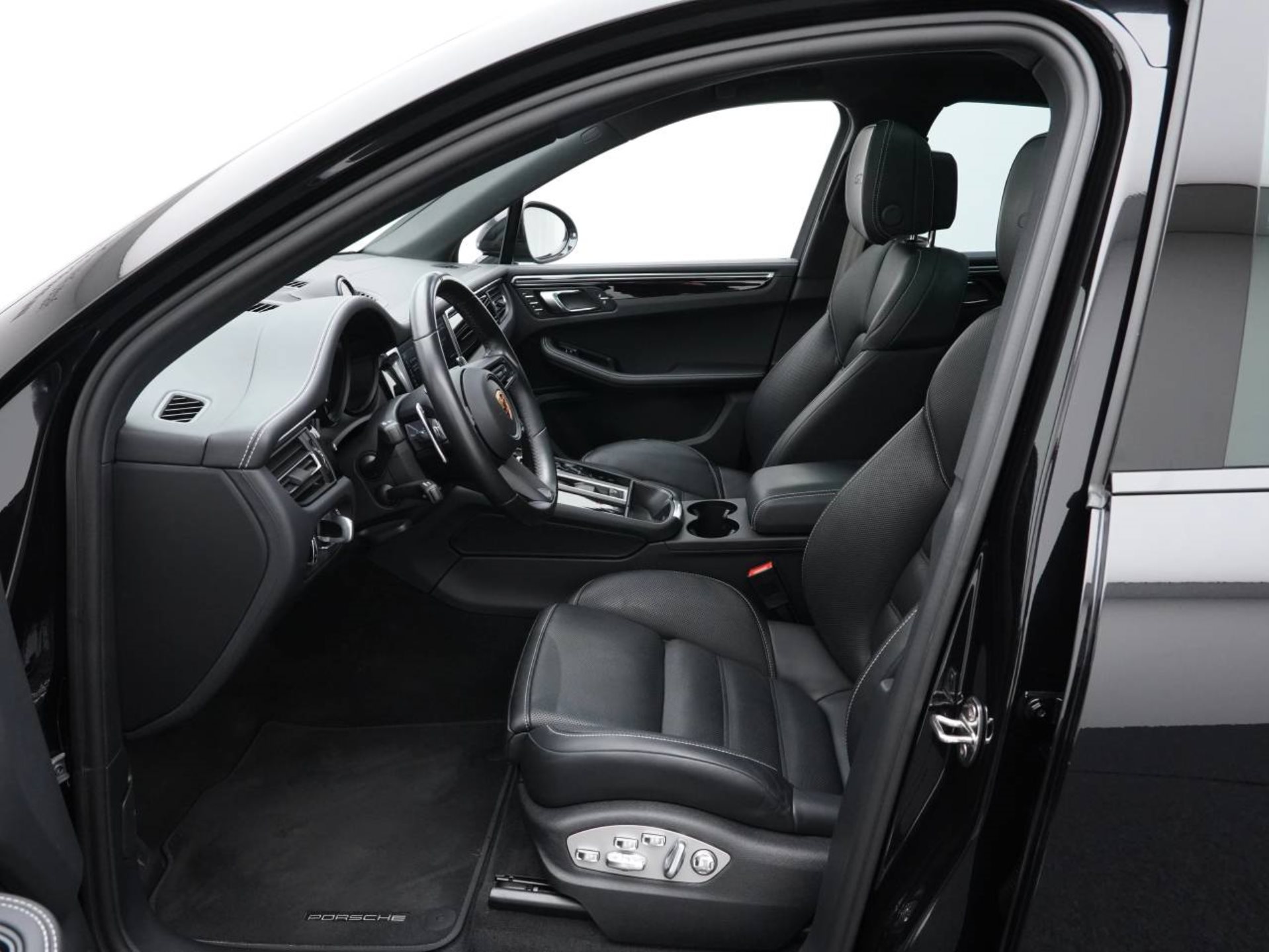 PORSCHE Macan GTS-image-4