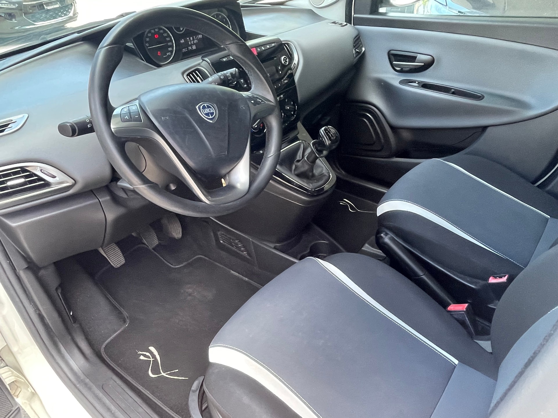 LANCIA Ypsilon 1.2 Elefantino-image-2