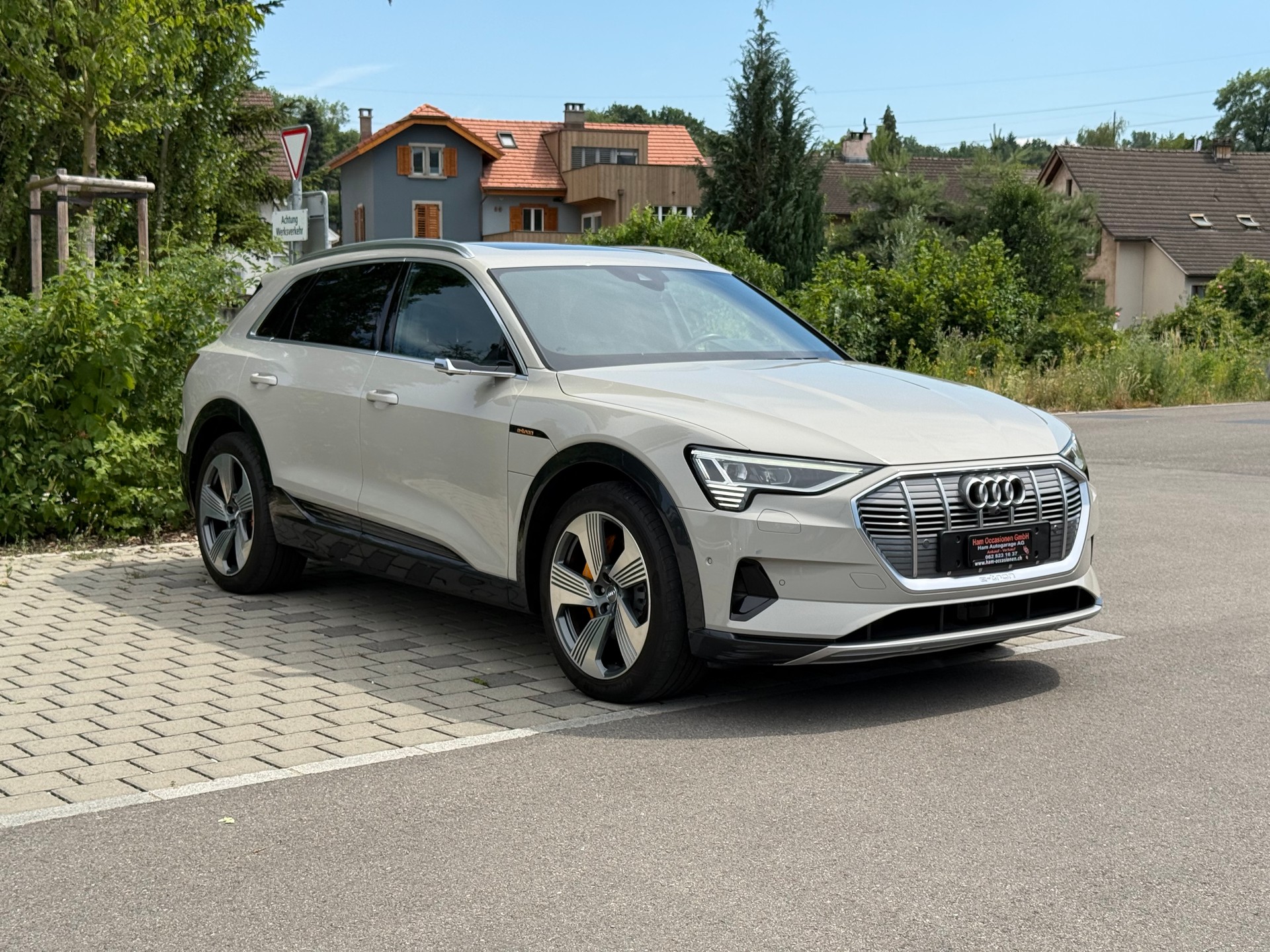 AUDI e-tron 55 Advanced quattro-image-4