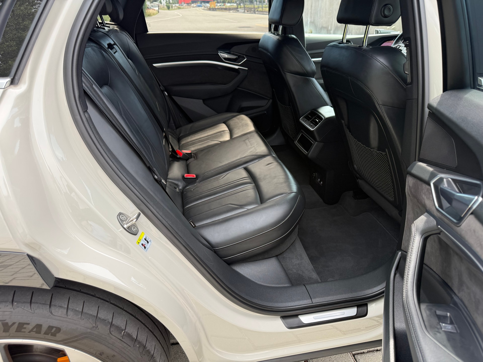AUDI e-tron 55 Advanced quattro-image-15