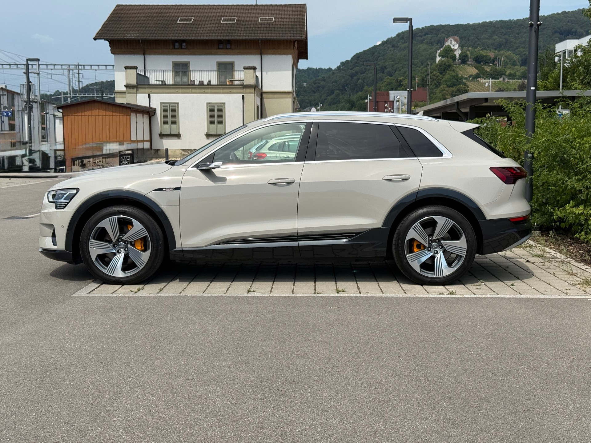 AUDI e-tron 55 Advanced quattro-image-1