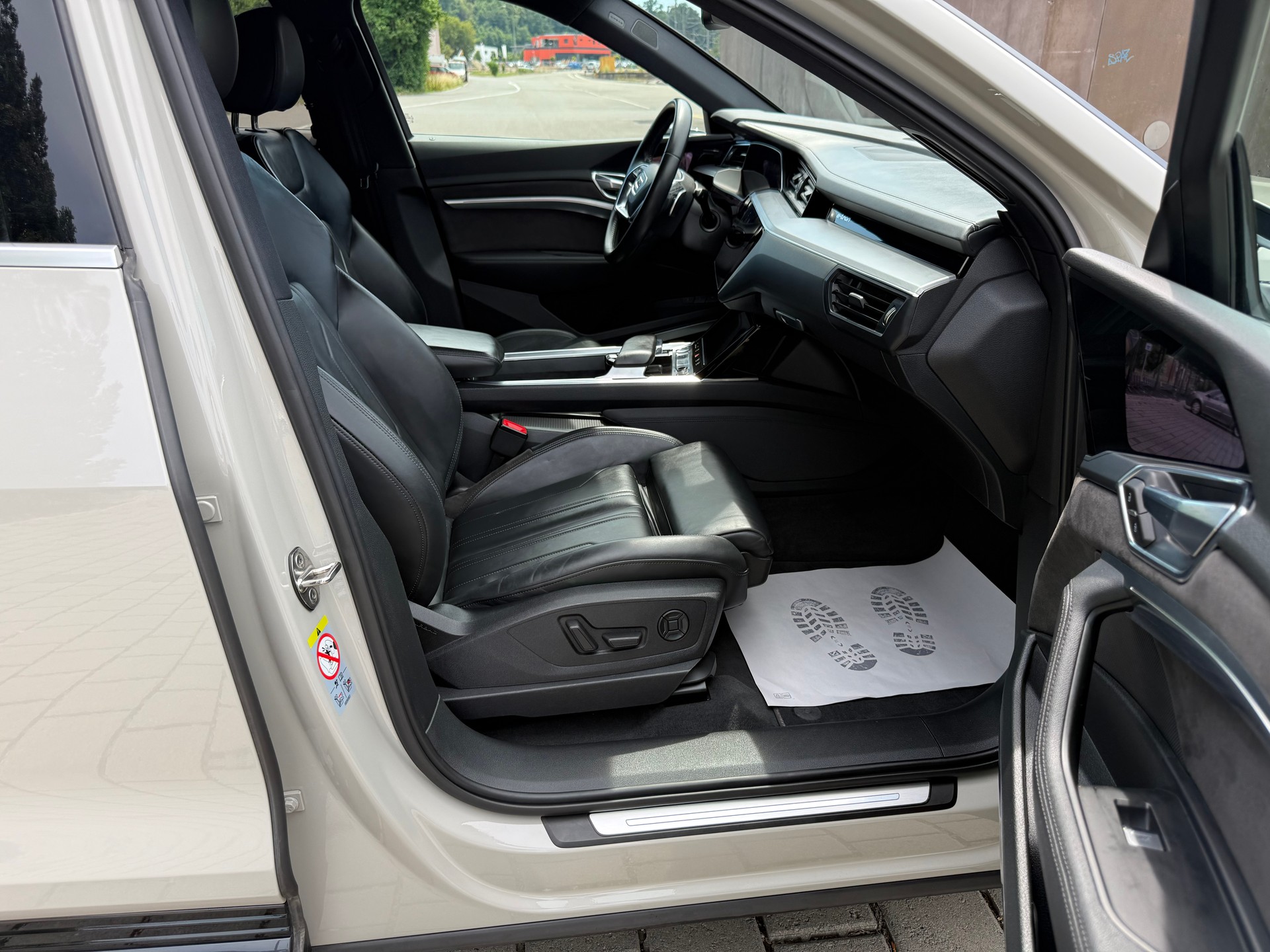 AUDI e-tron 55 Advanced quattro-image-14