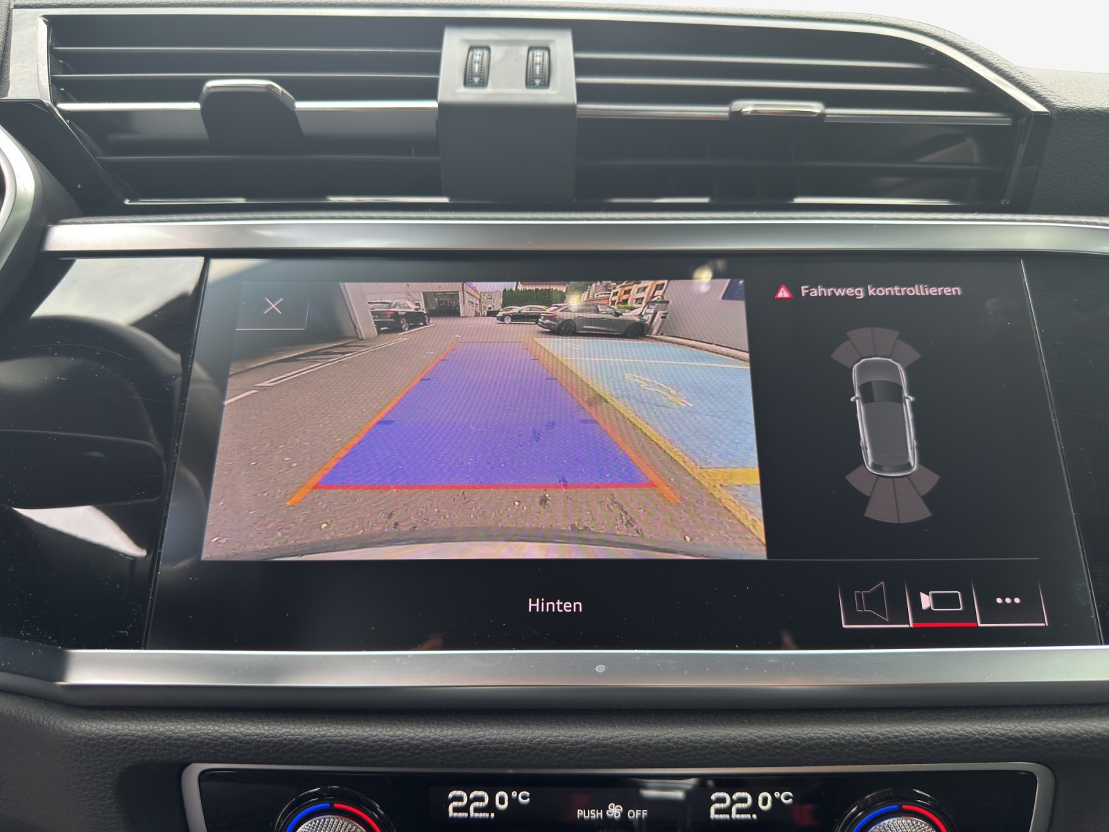 AUDI Q3 40 TFSI advanced quattro S-tronic-image-14