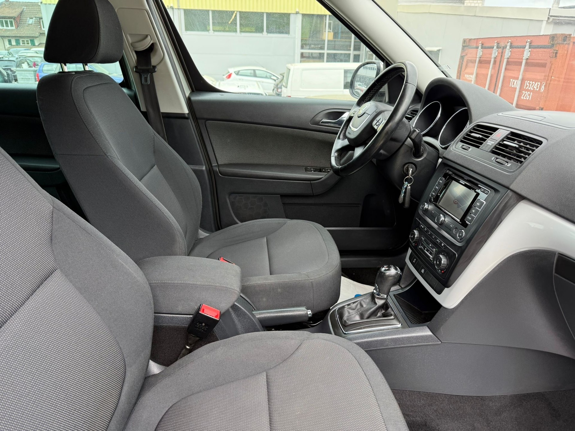SKODA Yeti 1.8 TSI L&K 4x4 DSG-image-13