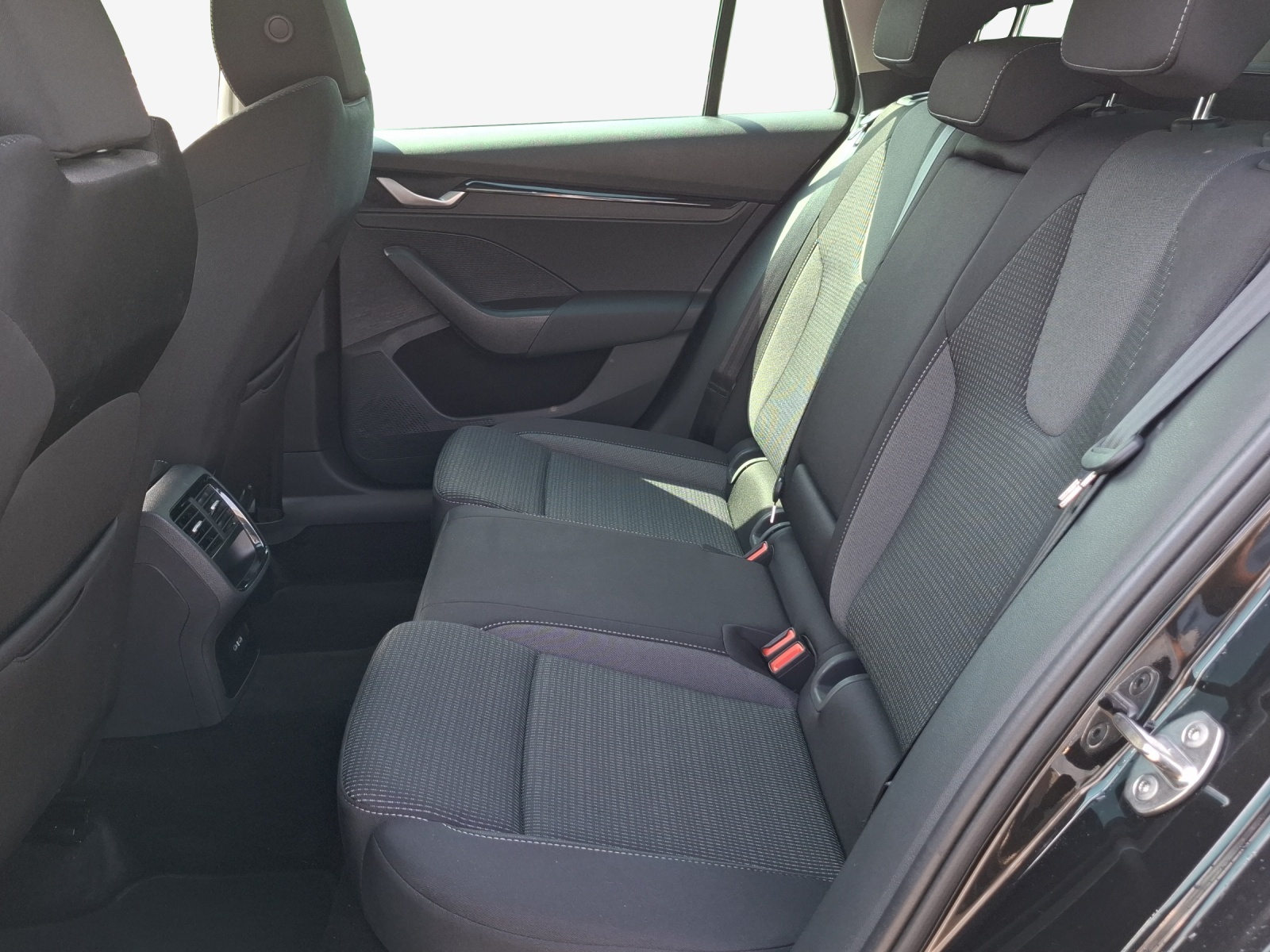 SKODA Octavia Combi 1.5 TSI mHEV DSG Dynamic-image-11