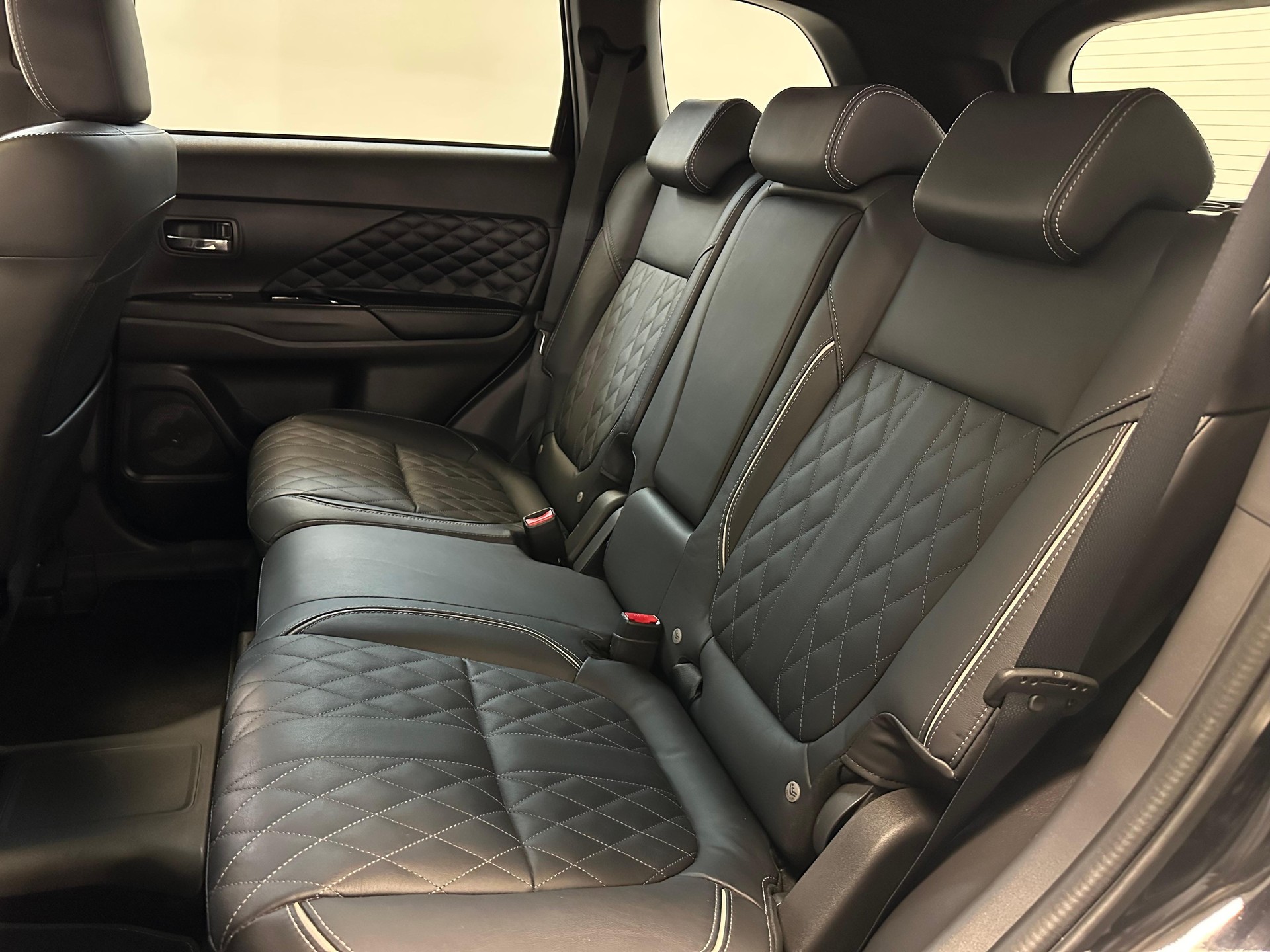 MITSUBISHI Outlander 2.4 PHEV Diamond+-image-8