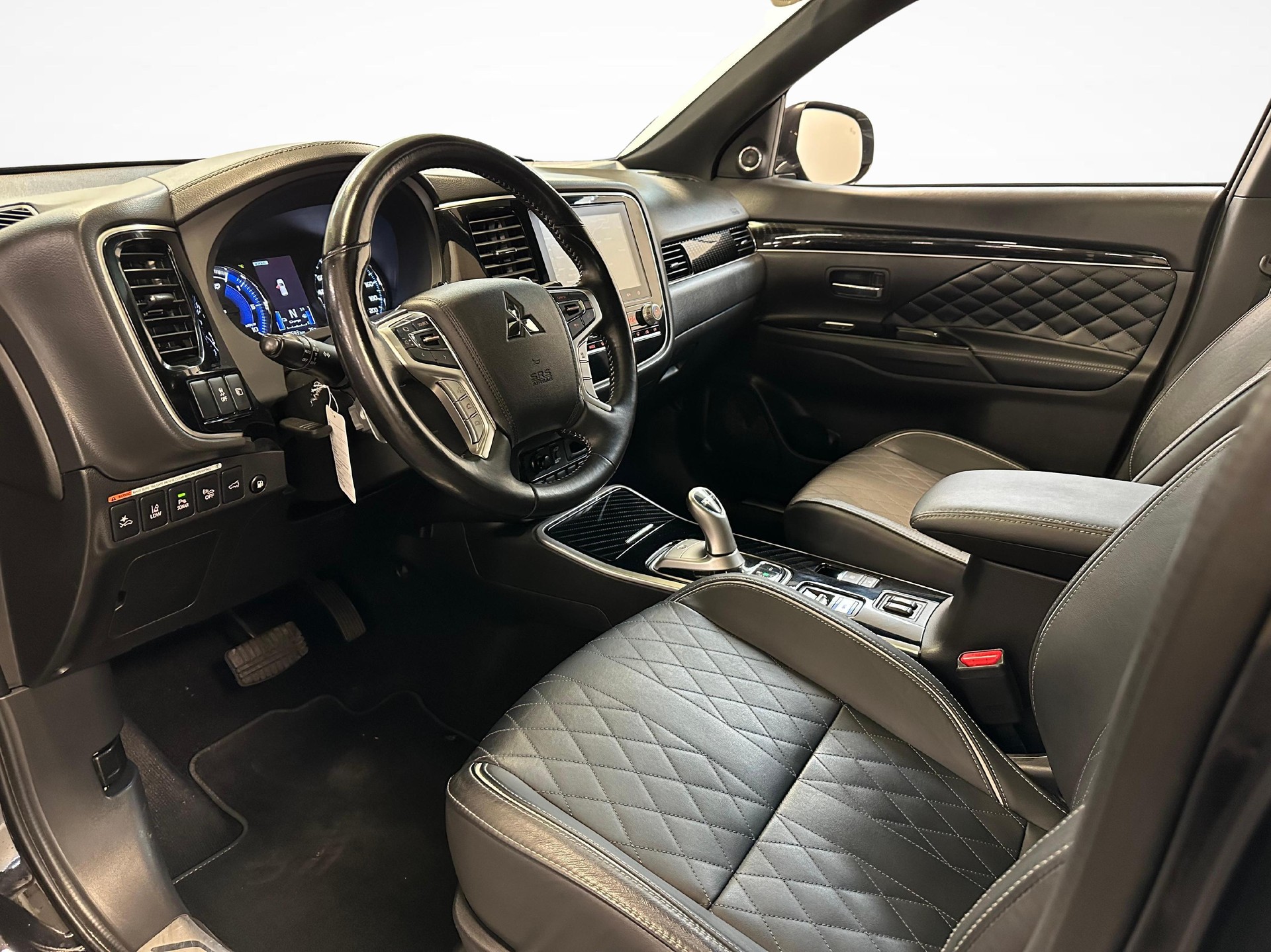 MITSUBISHI Outlander 2.4 PHEV Diamond+-showroom-element-3