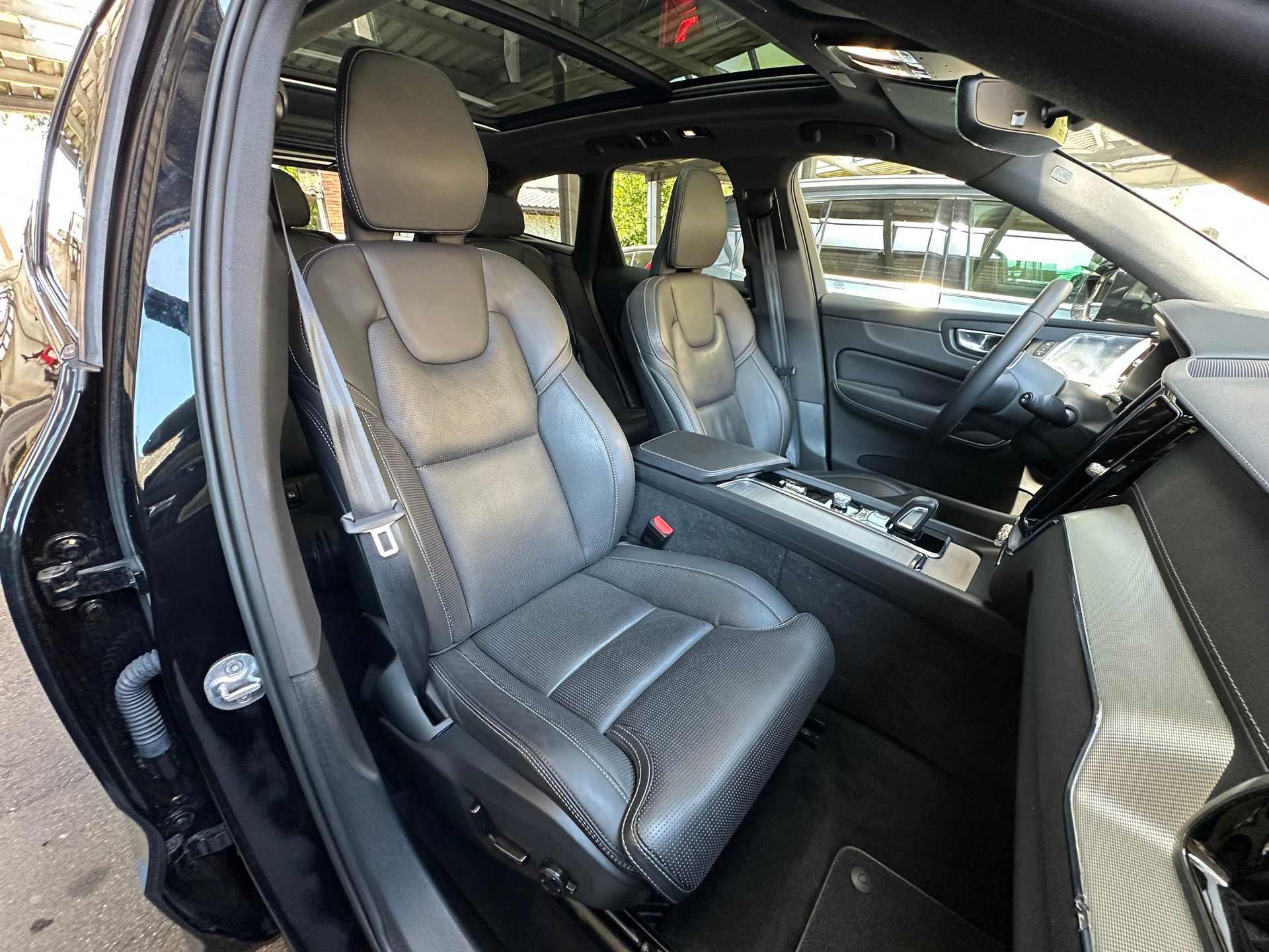 VOLVO XC60 T8 eAWD PluginHybrid R-Design Geartronic-image-12