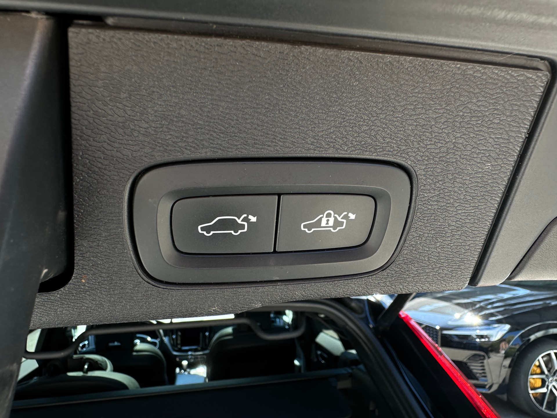 VOLVO XC60 T8 eAWD PluginHybrid R-Design Geartronic-image-16