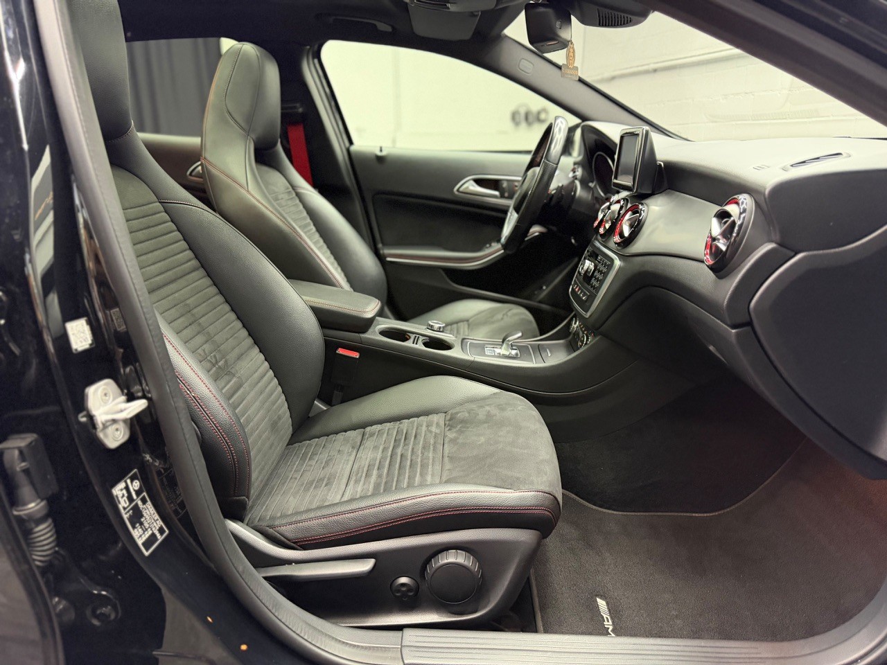 MERCEDES-BENZ GLA 45 AMG 4Matic 7G-DCT | Schiebedach-image-21