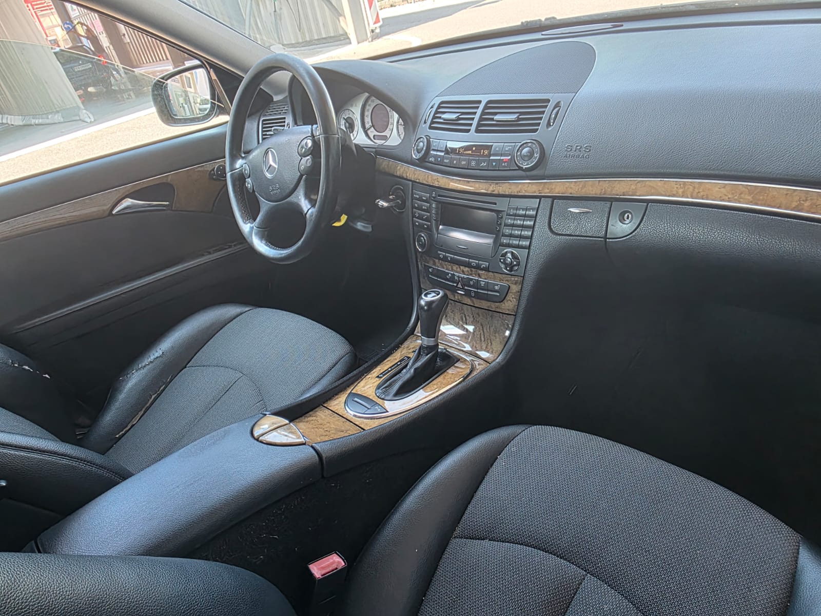 MERCEDES-BENZ E 220 CDI Avantgarde-image-12