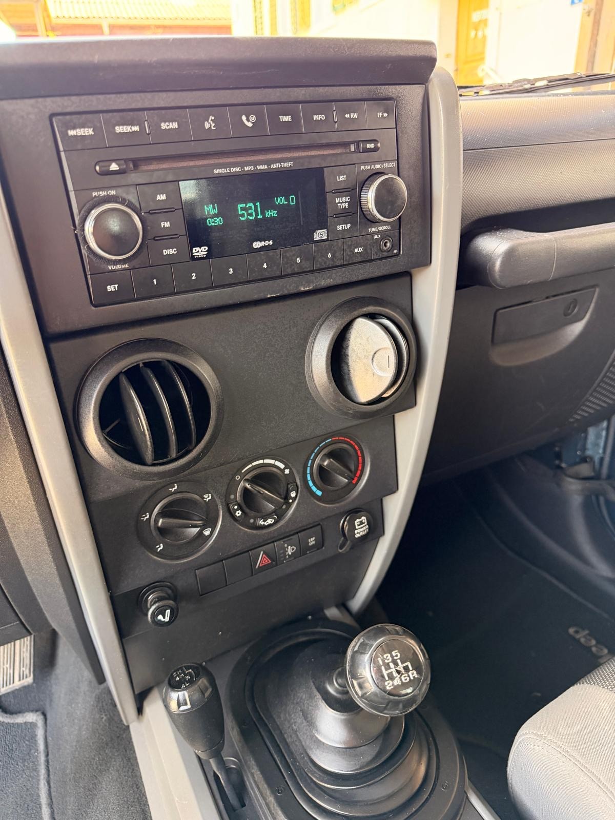 JEEP Wrangler 3.8 Sport-image-13