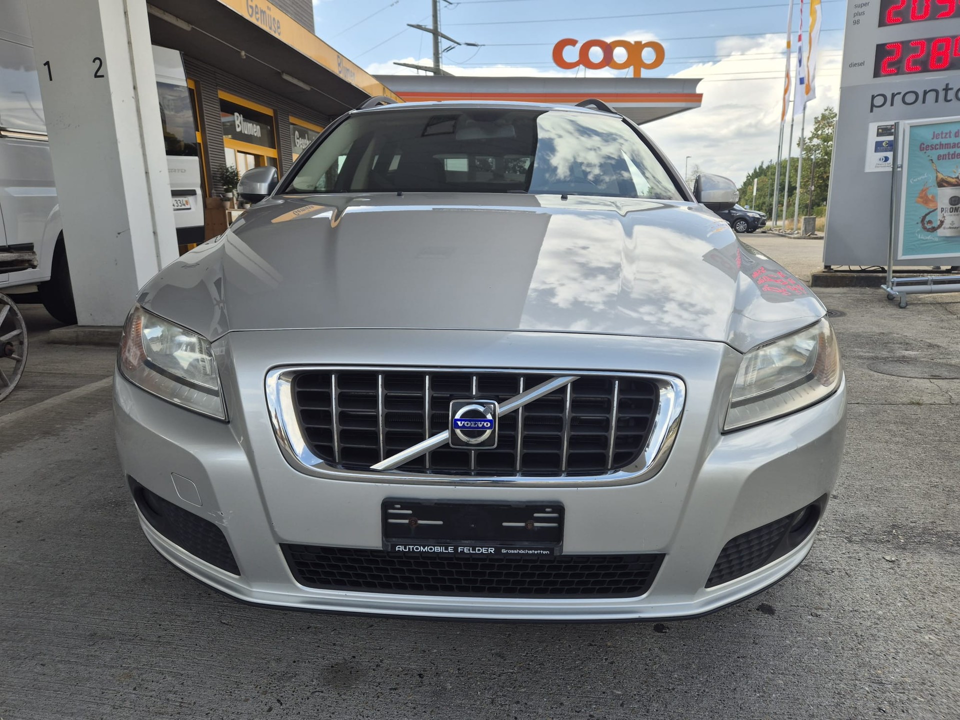 VOLVO V70 2.4D Momentum Geartronic-image-0