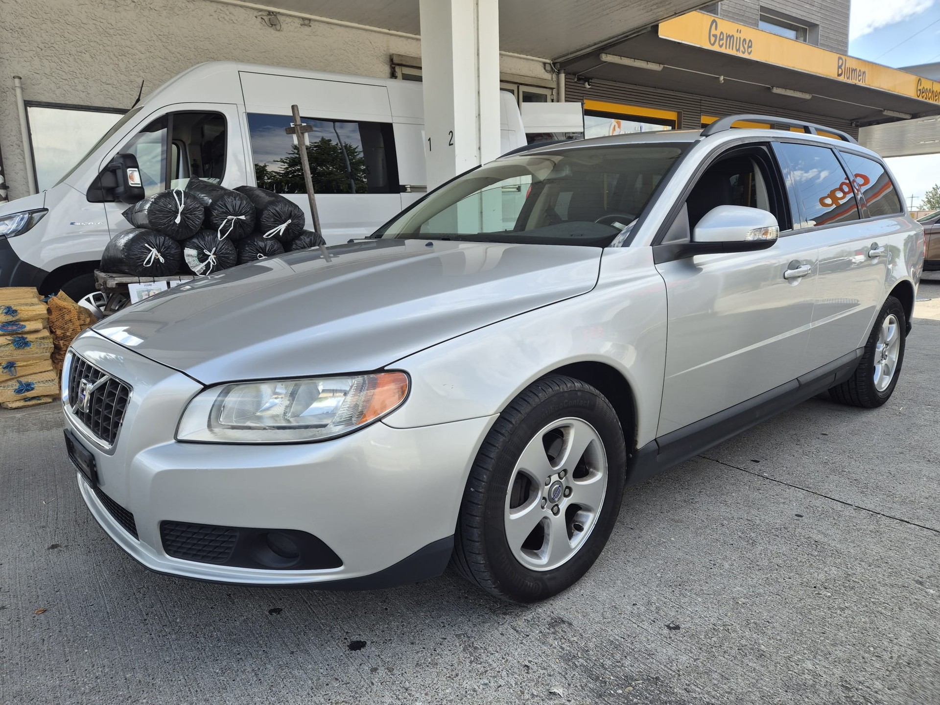 VOLVO V70 2.4D Momentum Geartronic-image-1