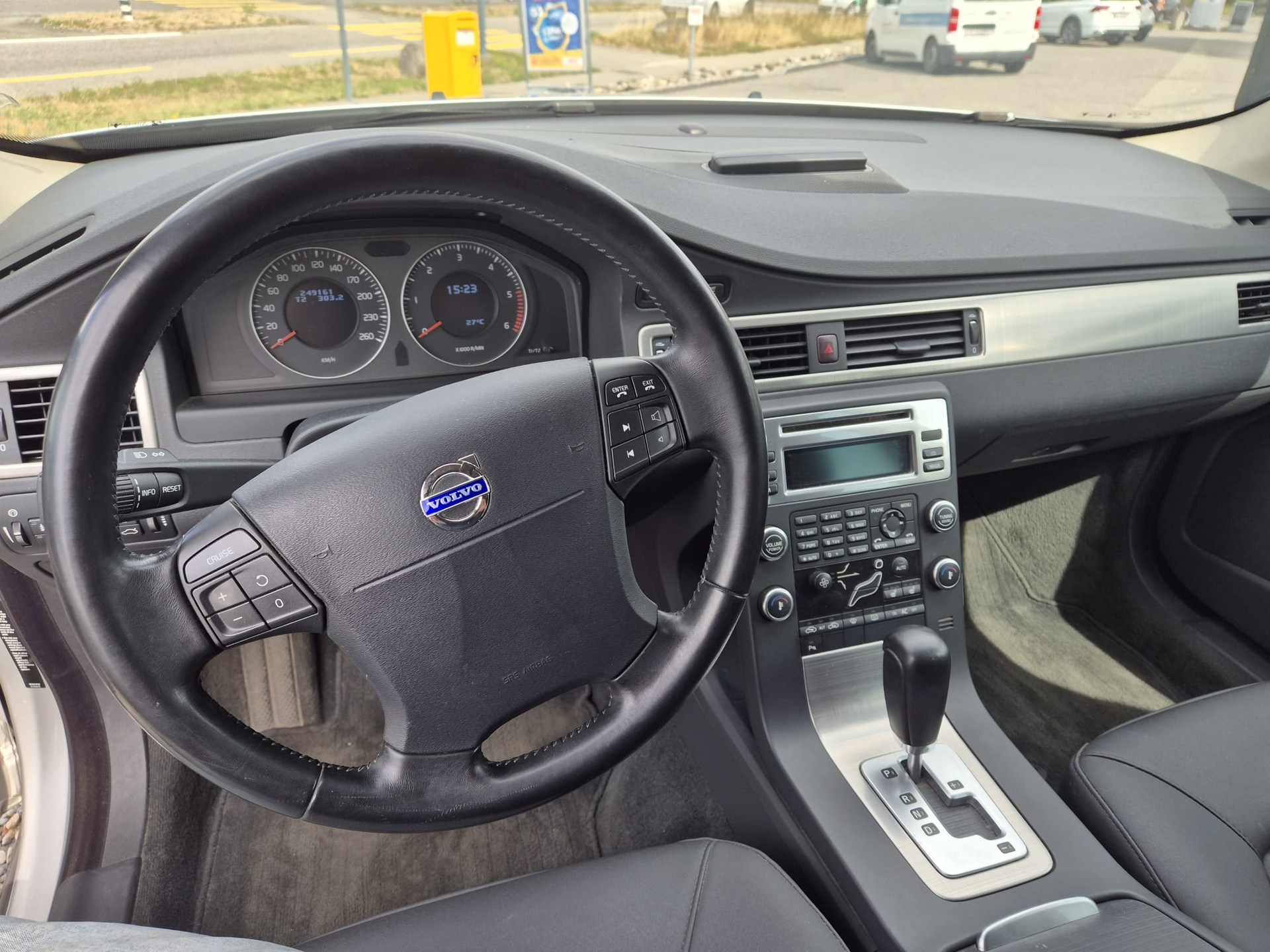 VOLVO V70 2.4D Momentum Geartronic-image-13
