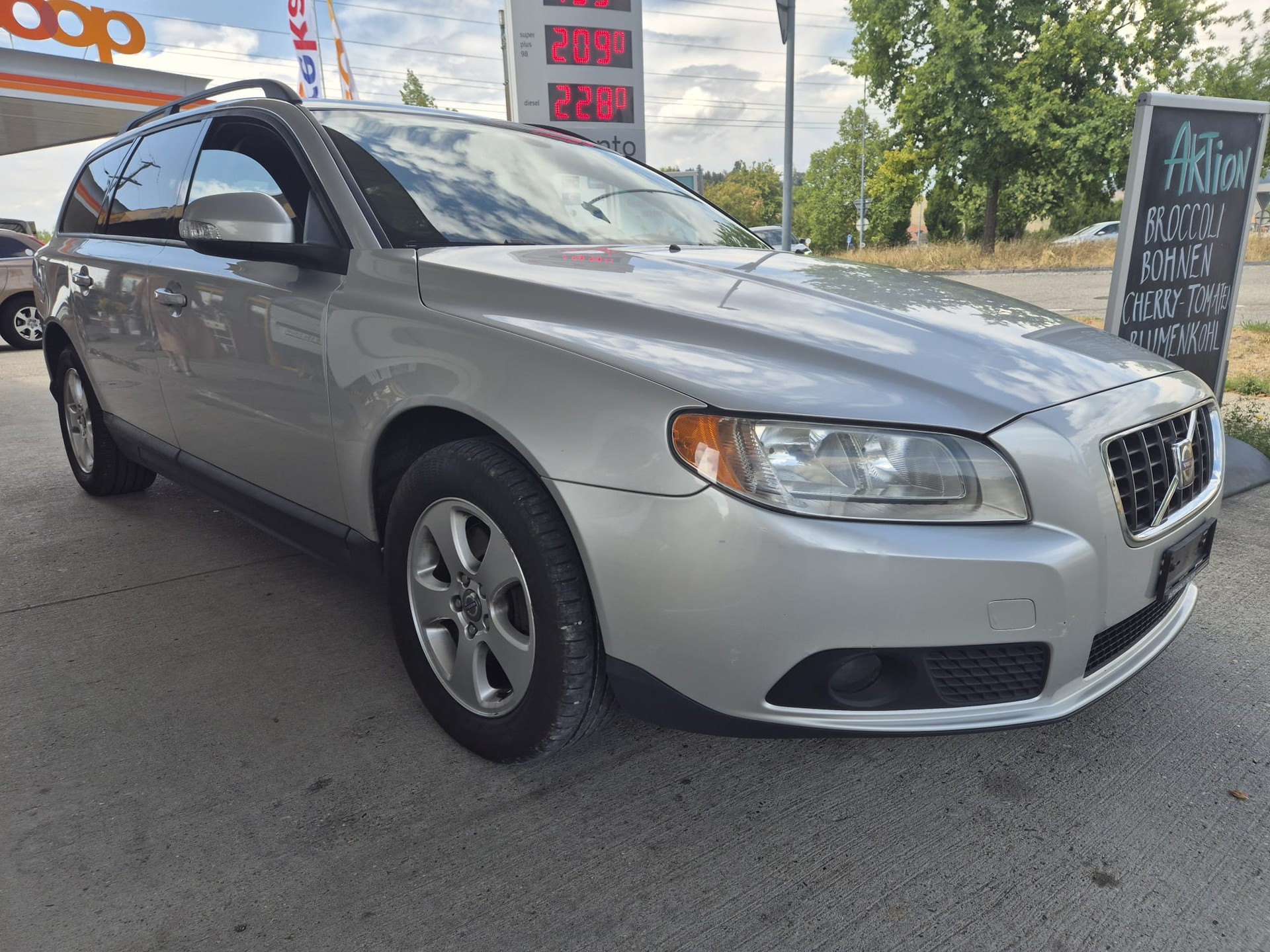 VOLVO V70 2.4D Momentum Geartronic-image-2