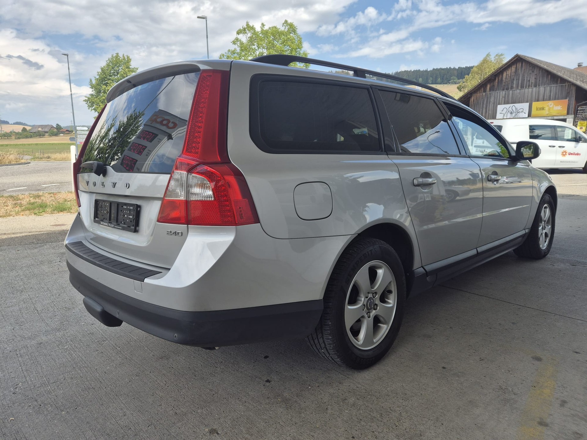 VOLVO V70 2.4D Momentum Geartronic-image-4
