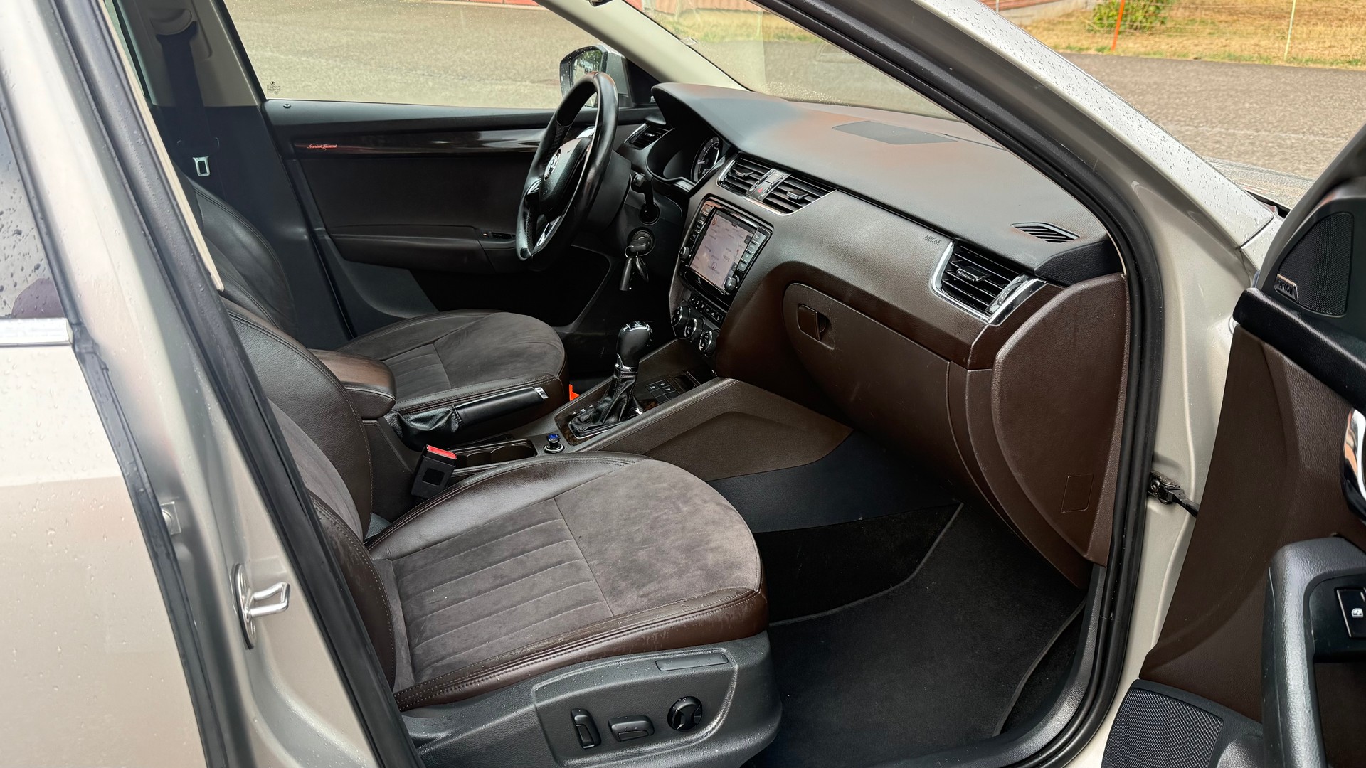 SKODA Octavia Combi 1.8 TSI L&K 4x4 DSG-image-11