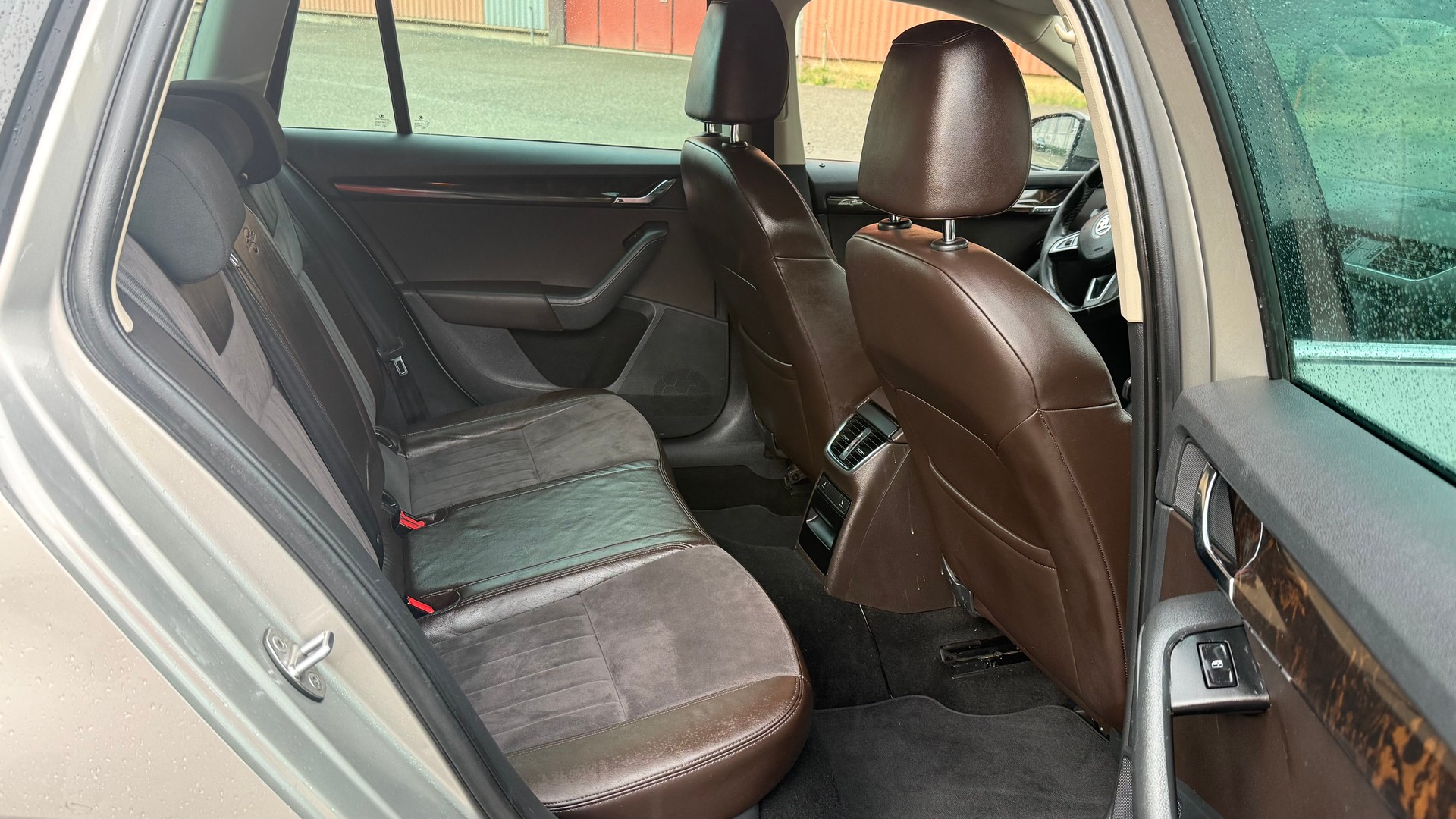 SKODA Octavia Combi 1.8 TSI L&K 4x4 DSG-image-12