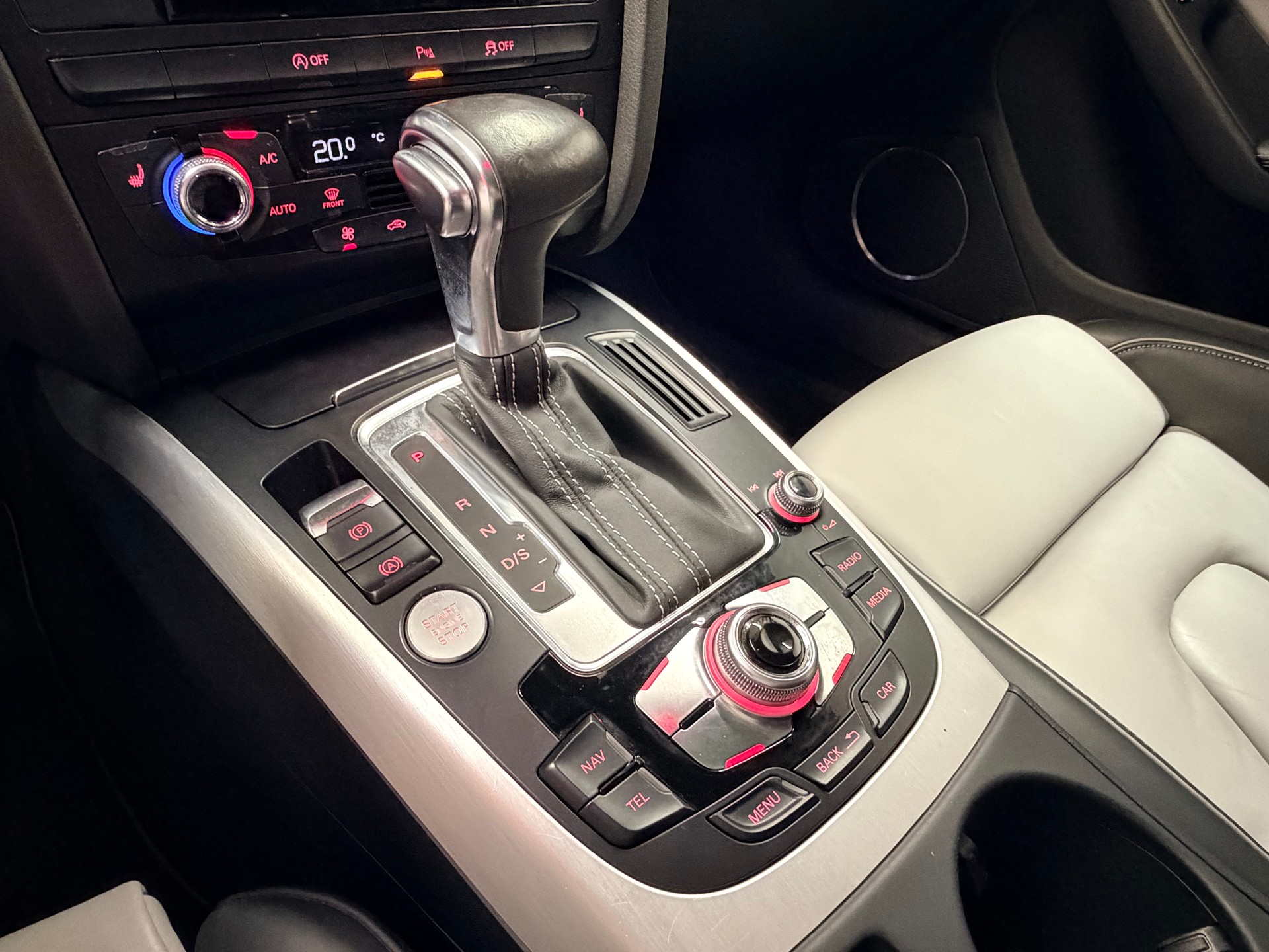 AUDI A4 Avant 3.0 TDI clean diesel quattro s-tronic-image-22